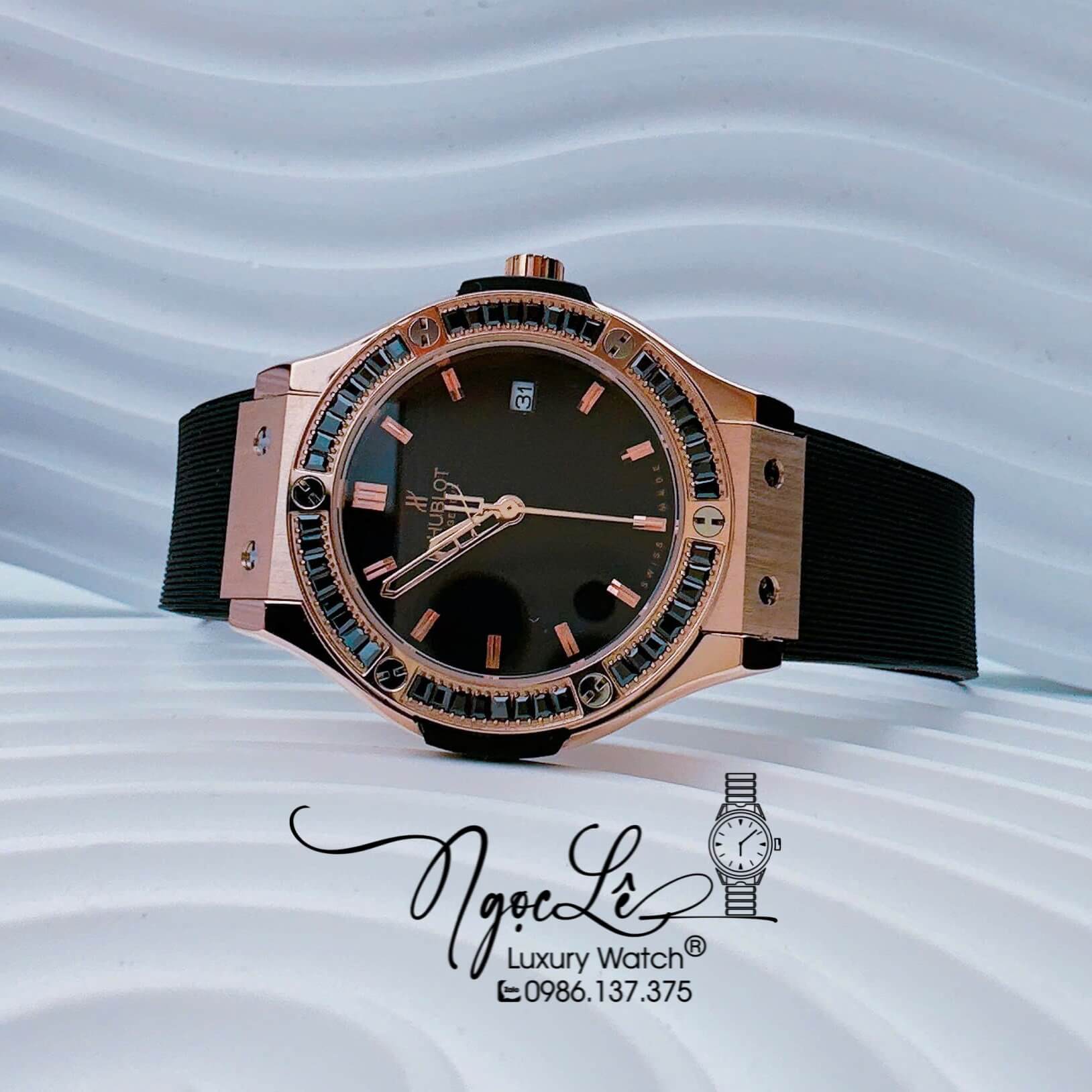Đồng Hồ Nữ Hublot Classic Fusion Dây Cao Su Đen Viền Đá Đen Rose Size 34mm Quartz