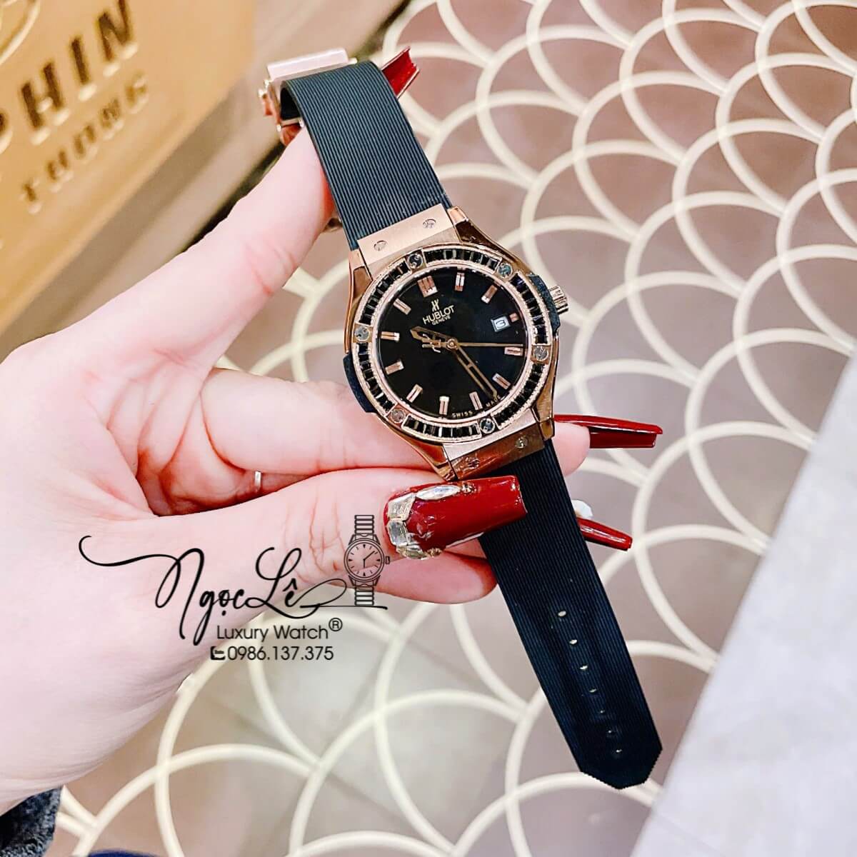 Đồng Hồ Nữ Hublot Classic Fusion Dây Cao Su Đen Viền Đá Đen Rose Size 34mm Quartz