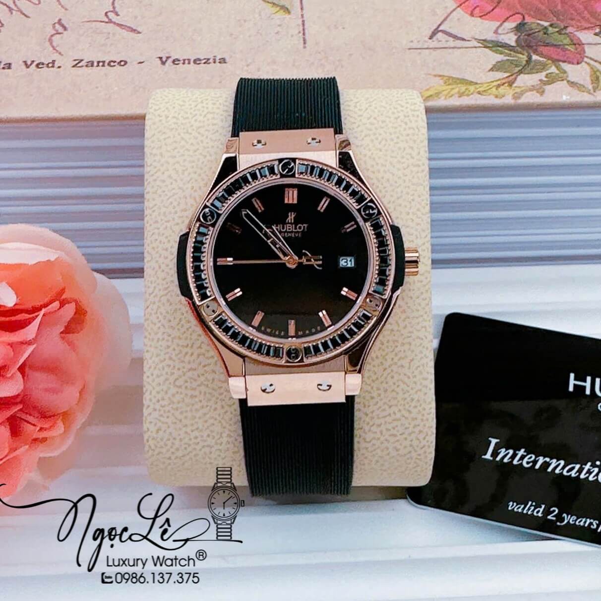 Đồng Hồ Nữ Hublot Classic Fusion Dây Cao Su Đen Viền Đá Đen Rose Size 34mm Quartz