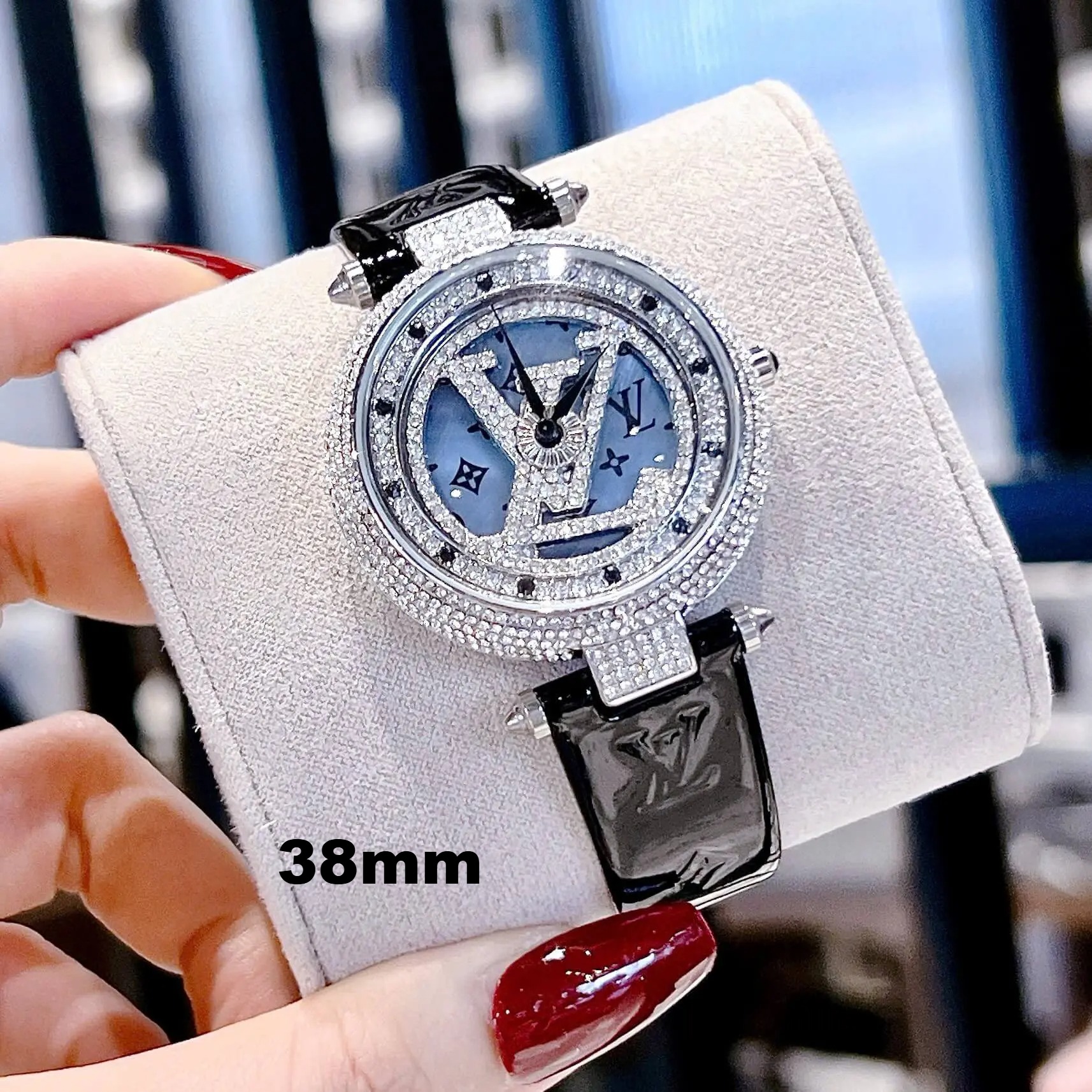 Đồng Hồ Nữ Louis Vuitton Dây Da Đen Bóng Logo Mặt LV Xoay Đính Đá Size 38mm - Vỏ Silver