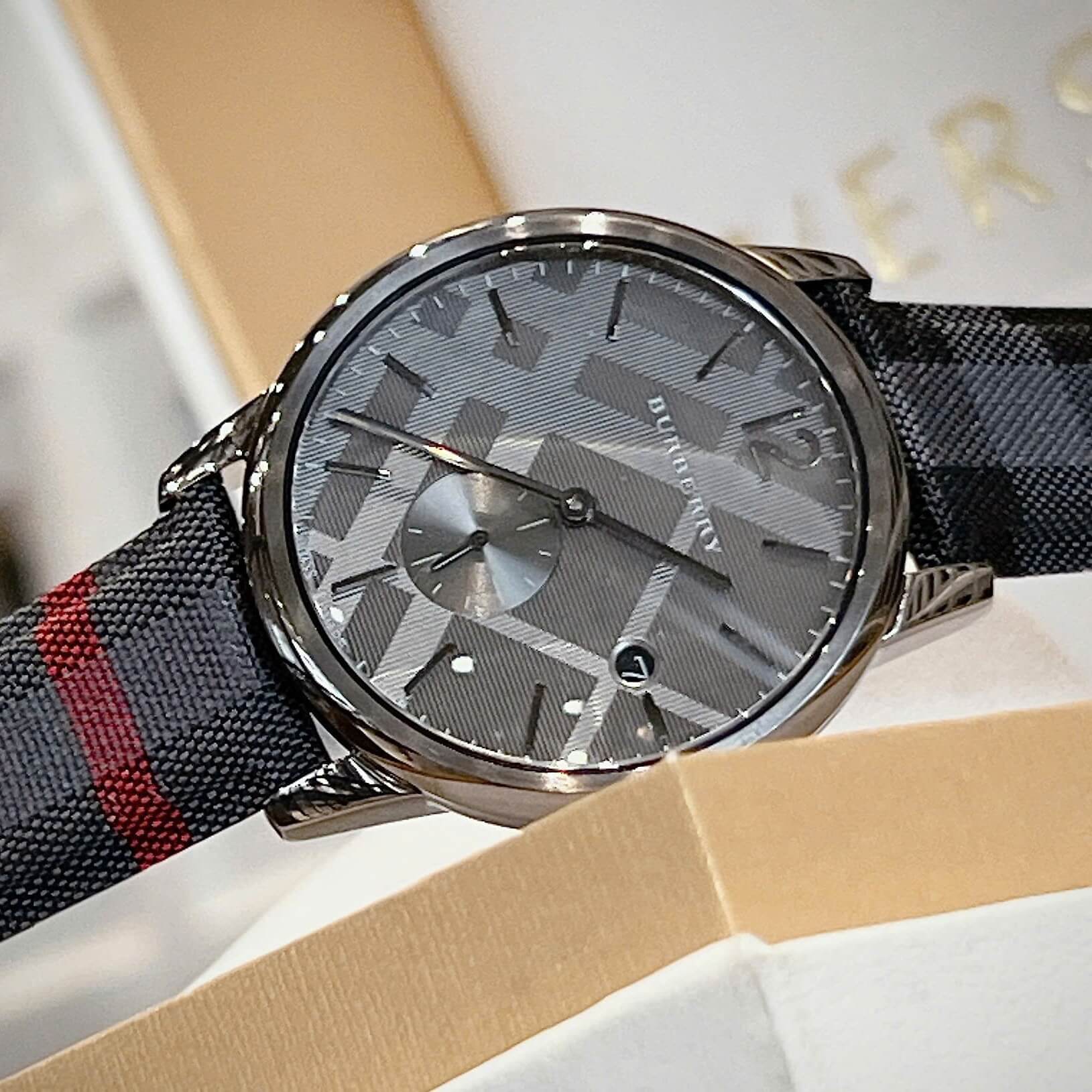 Đồng Hồ Nam Burberry BU10010 Máy Thụy Sĩ Quartz Size 40mm Dây Da Caro Đen Kim Rốn