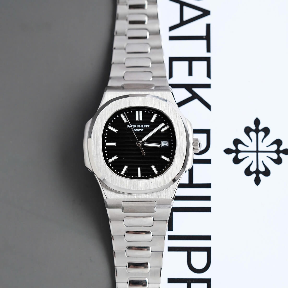 Đồng Hồ Nam Patek Philippe Nautilus 5711 Máy Tự Động Dây Bạc Mặt Đen Size 40mm
