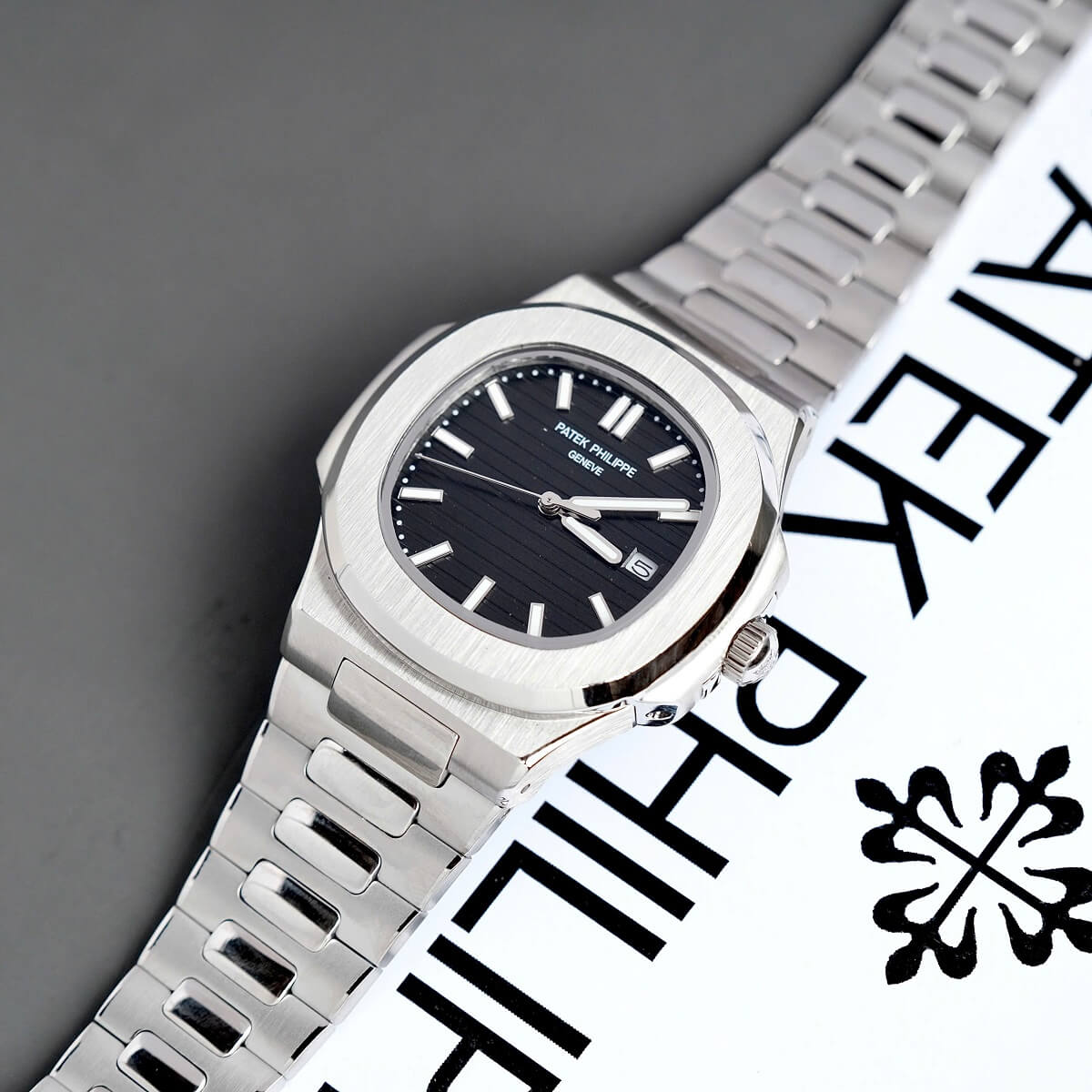 Đồng Hồ Nam Patek Philippe Nautilus 5711 Máy Tự Động Dây Bạc Mặt Đen Size 40mm