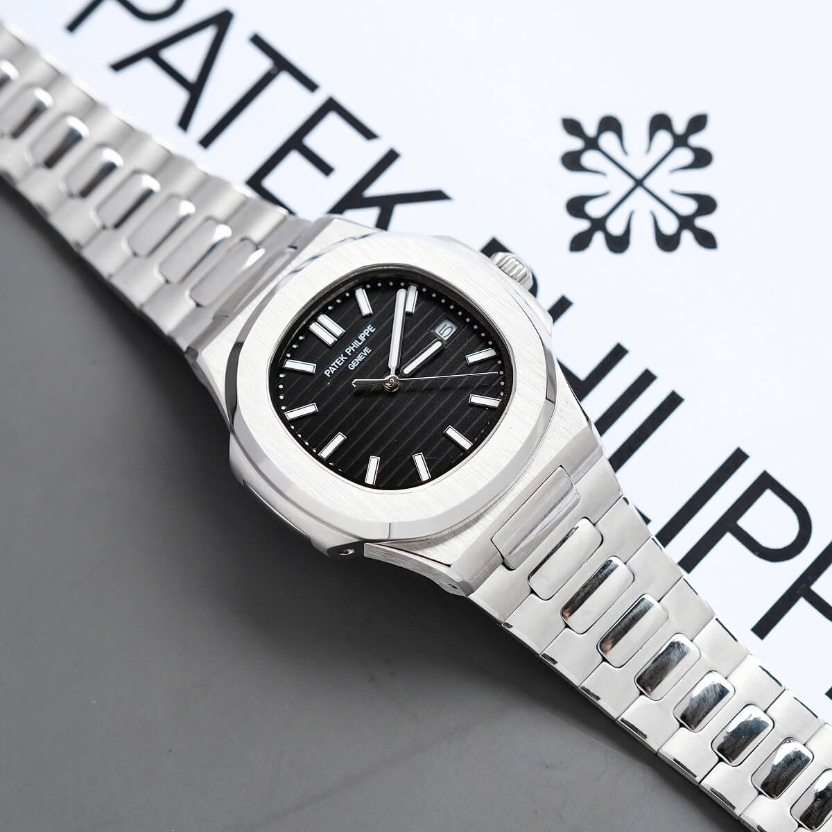 Đồng Hồ Nam Patek Philippe Nautilus 5711 Máy Tự Động Dây Bạc Mặt Đen Size 40mm