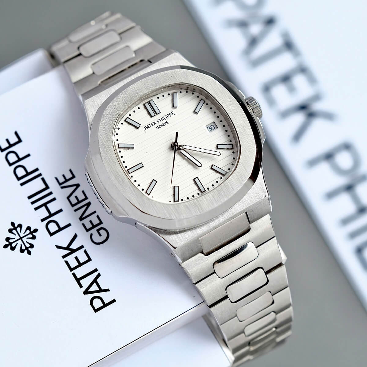 Đồng Hồ Nam Patek Philippe Nautilus 5711 Máy Tự Động Dây Bạc Mặt Trắng Size 40mm