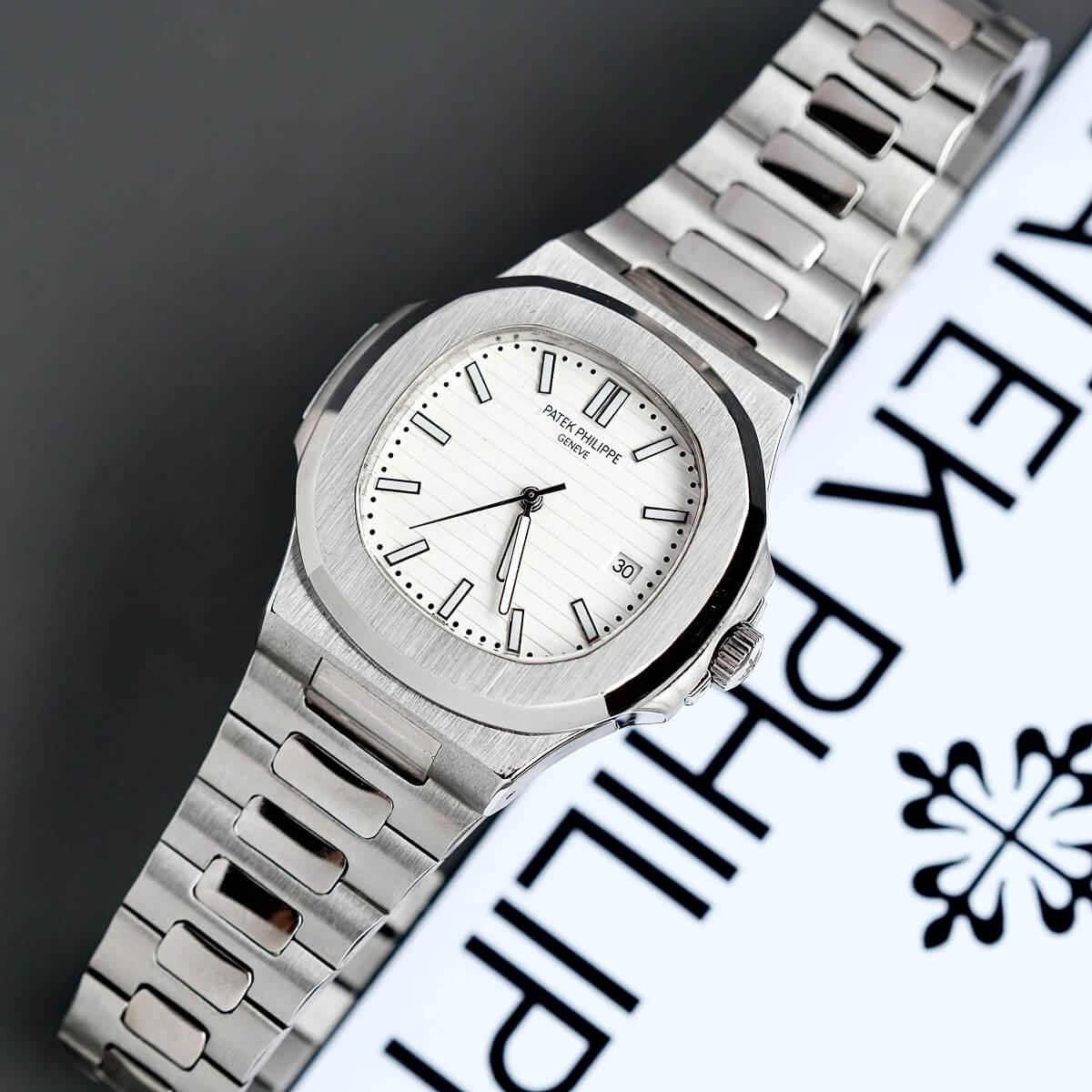 Đồng Hồ Nam Patek Philippe Nautilus 5711 Máy Tự Động Dây Bạc Mặt Trắng Size 40mm