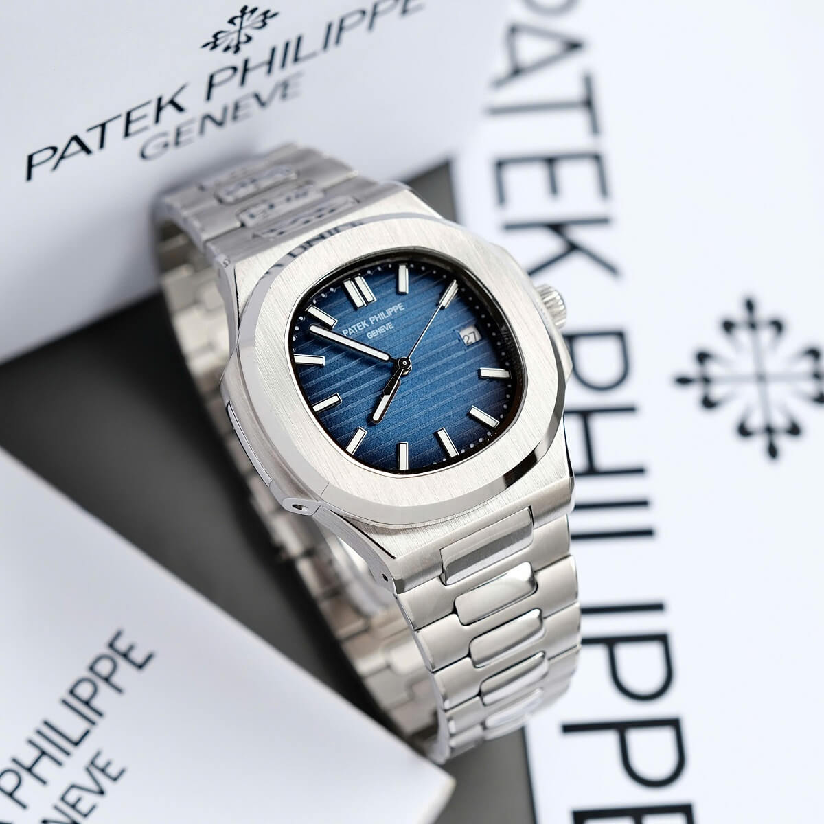 Đồng Hồ Nam Patek Philippe Nautilus 5711 Máy Tự Động Dây Bạc Mặt Xanh Dương Size 40mm