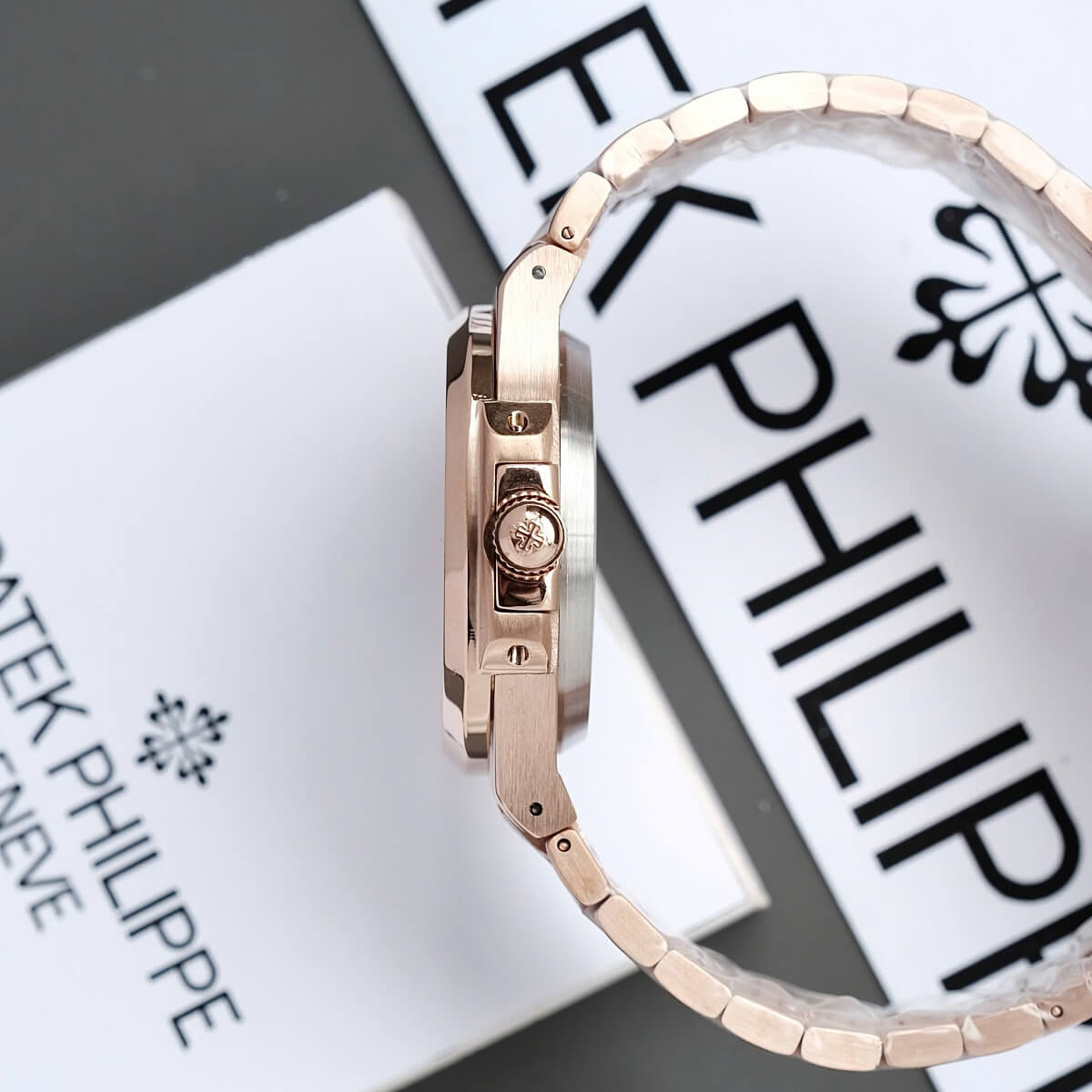 Đồng Hồ Nam Patek Philippe Nautilus 5711 Máy Tự Động Dây Rose Mặt Đen Size 40mm