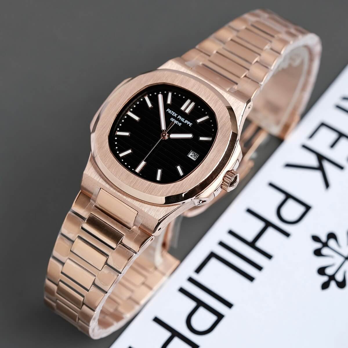 Đồng Hồ Nam Patek Philippe Nautilus 5711 Máy Tự Động Dây Rose Mặt Đen Size 40mm