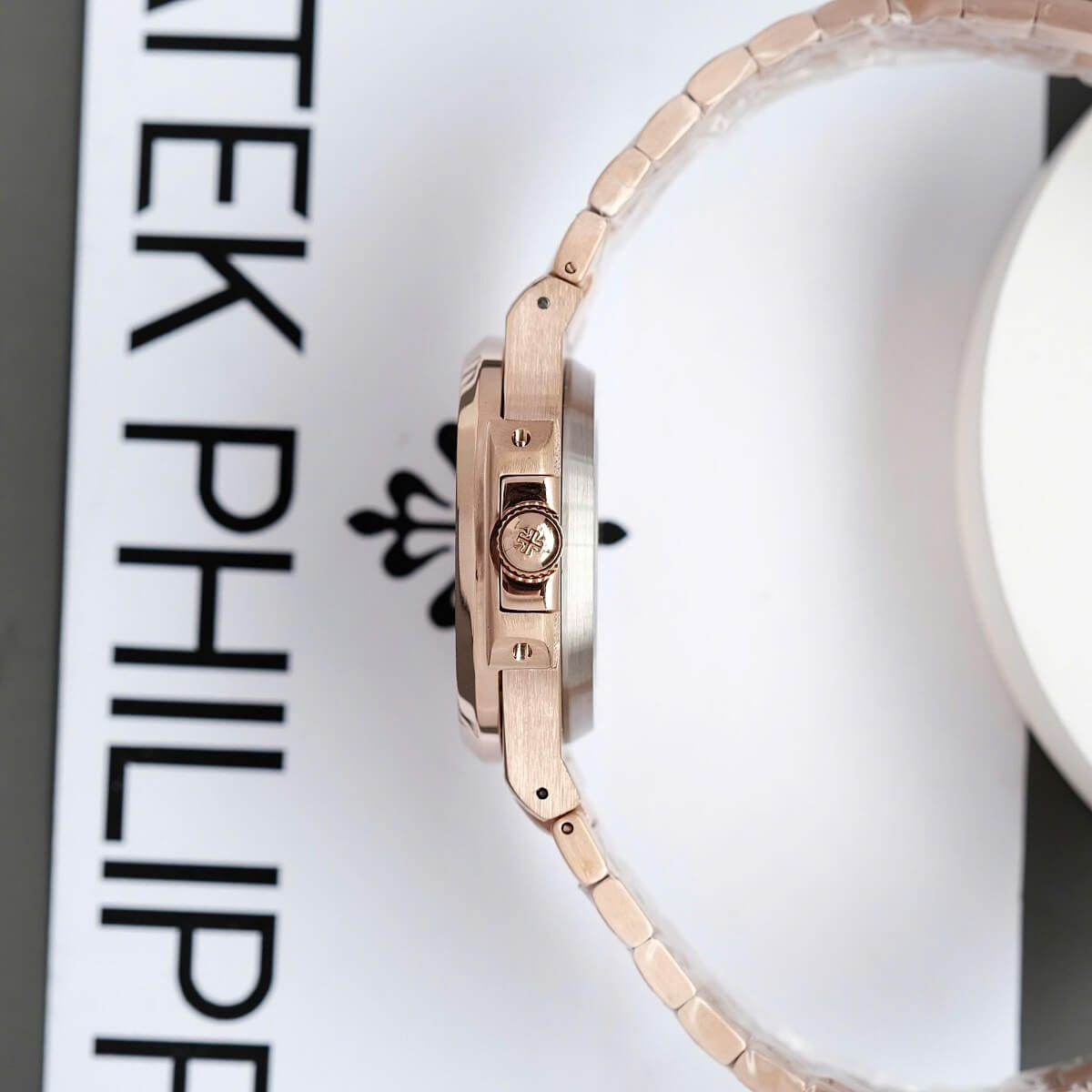 Đồng Hồ Nam Patek Philippe Nautilus 5711 Máy Tự Động Dây Rose Mặt Nâu Size 40mm