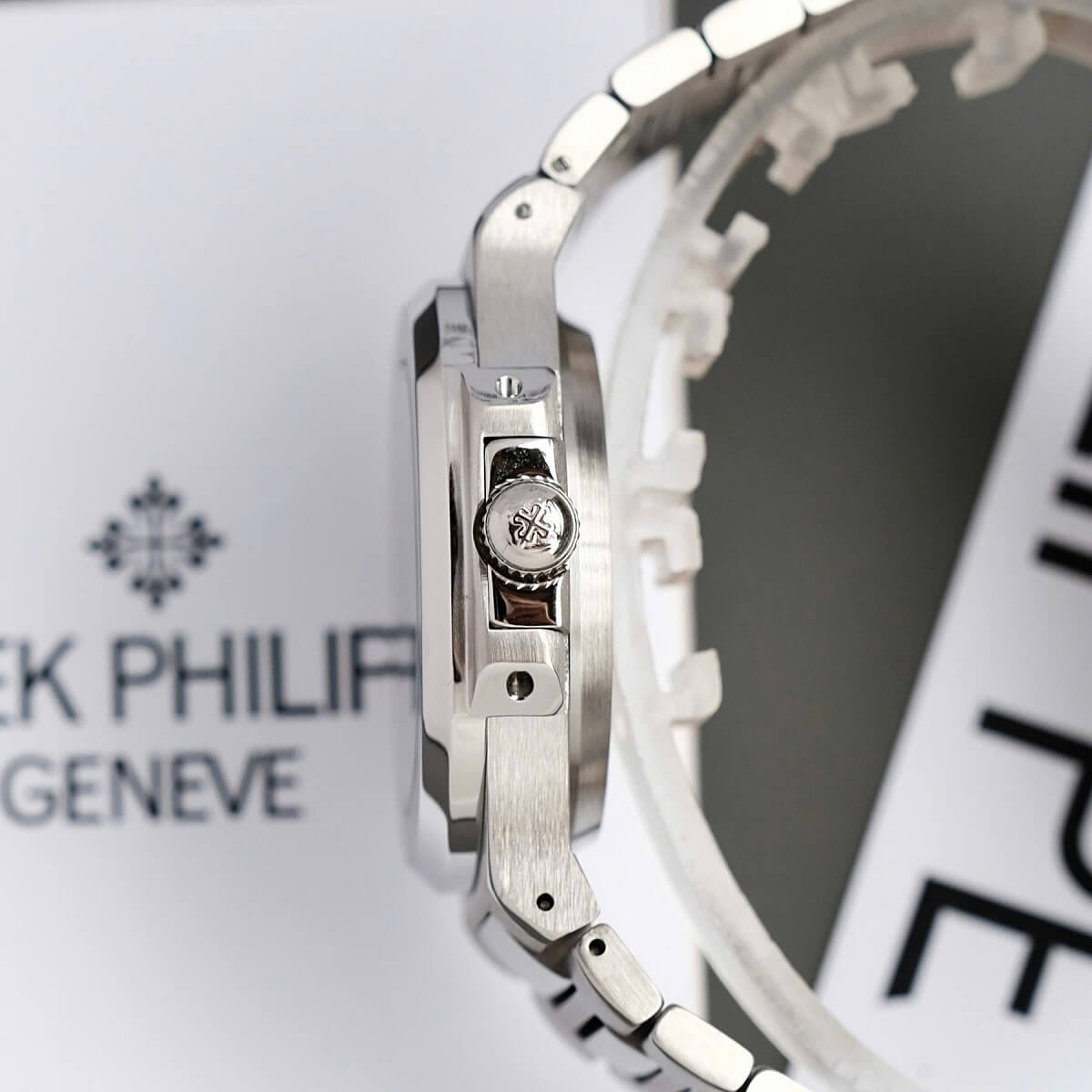 Đồng Hồ Nam Patek Philippe Nautilus 5711 Đính Đá Máy Tự Động Dây Silver Mặt Đen Size 40mm