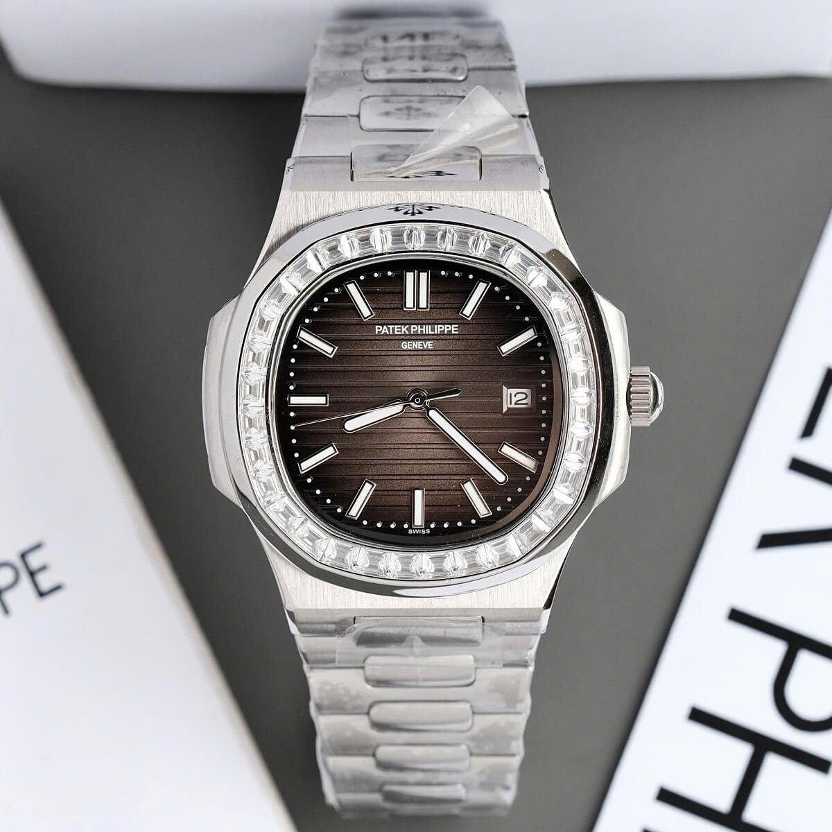 Đồng Hồ Nam Patek Philippe Nautilus 5711 Đính Đá Máy Tự Động Dây Silver Mặt Xám Size 40mm