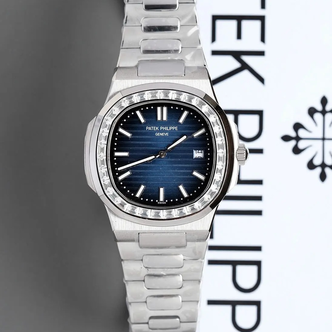 Đồng Hồ Nam Patek Philippe Nautilus 5711 Đính Đá Máy Tự Động Dây Silver Mặt Xanh Dương Size 40mm