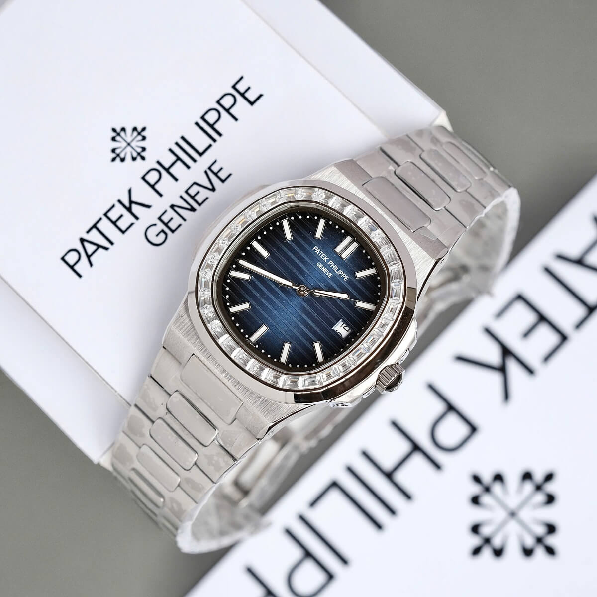 Đồng Hồ Nam Patek Philippe Nautilus 5711 Đính Đá Máy Tự Động Dây Silver Mặt Xanh Dương Size 40mm