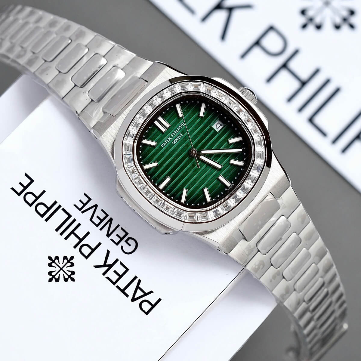 Đồng Hồ Nam Patek Philippe Nautilus 5711 Đính Đá Máy Tự Động Dây Silver Mặt Xanh Lá Size 40mm