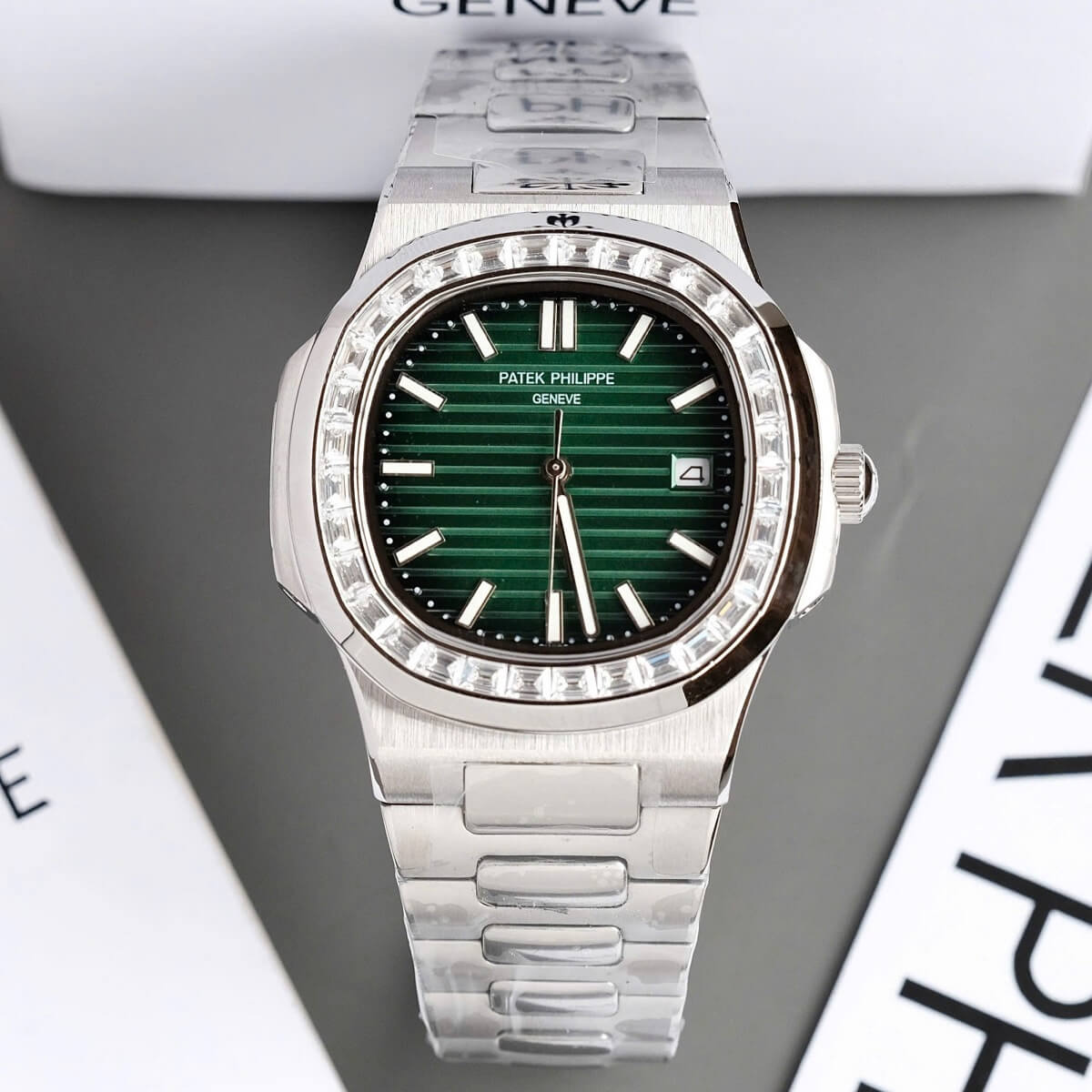 Đồng Hồ Nam Patek Philippe Nautilus 5711 Đính Đá Máy Tự Động Dây Silver Mặt Xanh Lá Size 40mm
