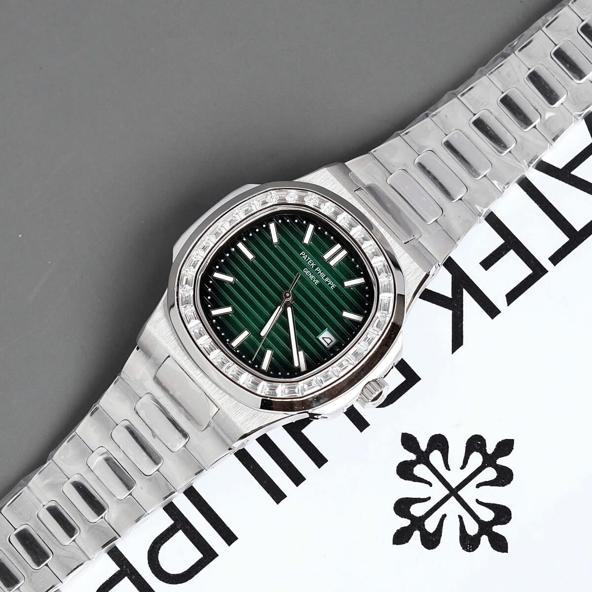 Đồng Hồ Nam Patek Philippe Nautilus 5711 Đính Đá Máy Tự Động Dây Silver Mặt Xanh Lá Size 40mm