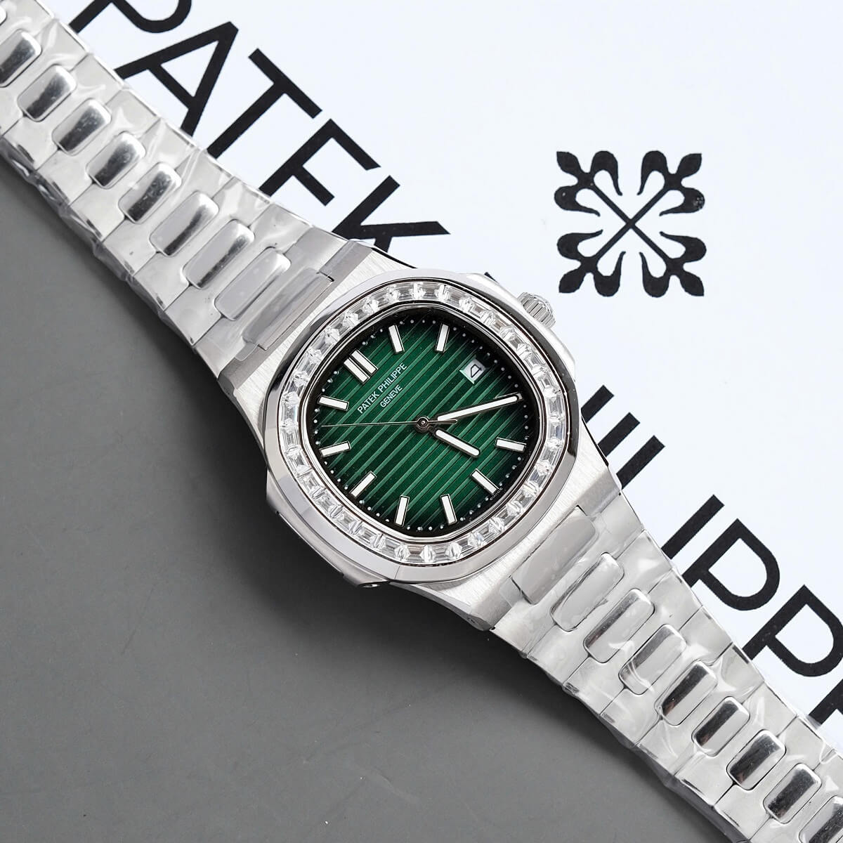 Đồng Hồ Nam Patek Philippe Nautilus 5711 Đính Đá Máy Tự Động Dây Silver Mặt Xanh Lá Size 40mm