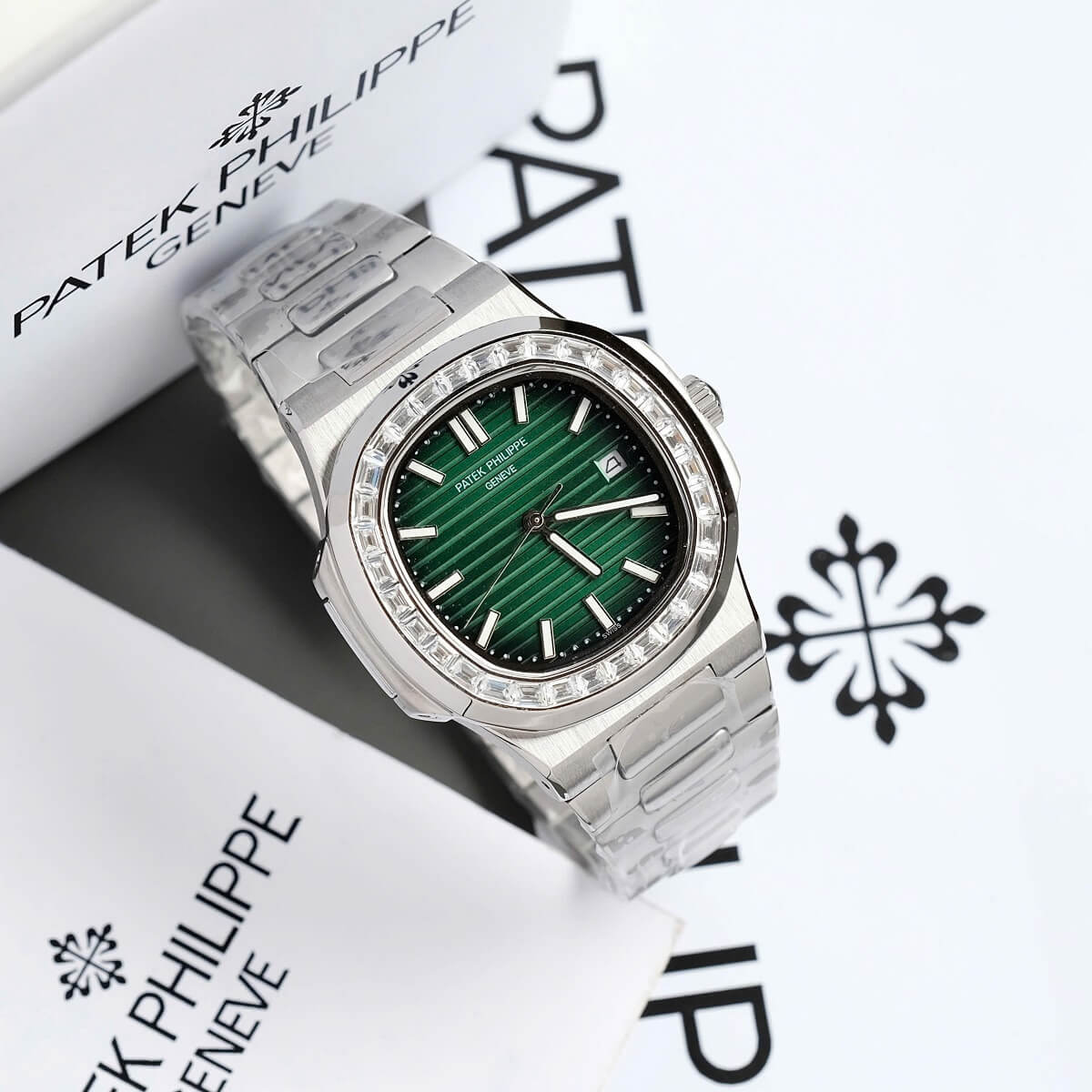 Đồng Hồ Nam Patek Philippe Nautilus 5711 Đính Đá Máy Tự Động Dây Silver Mặt Xanh Lá Size 40mm