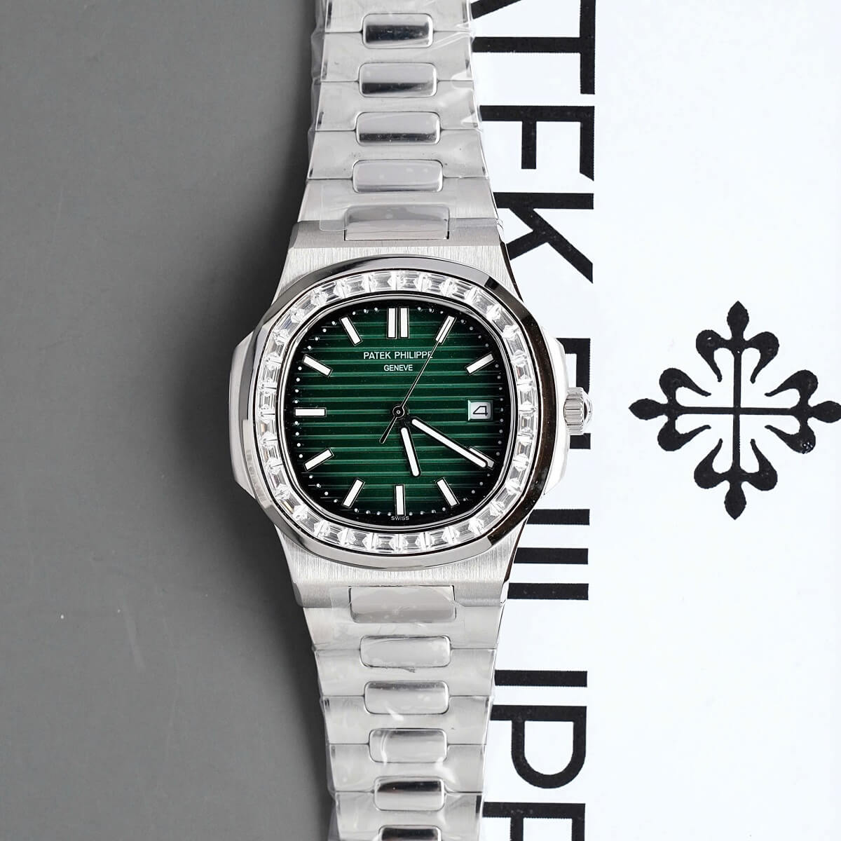 Đồng Hồ Nam Patek Philippe Nautilus 5711 Đính Đá Máy Tự Động Dây Silver Mặt Xanh Lá Size 40mm
