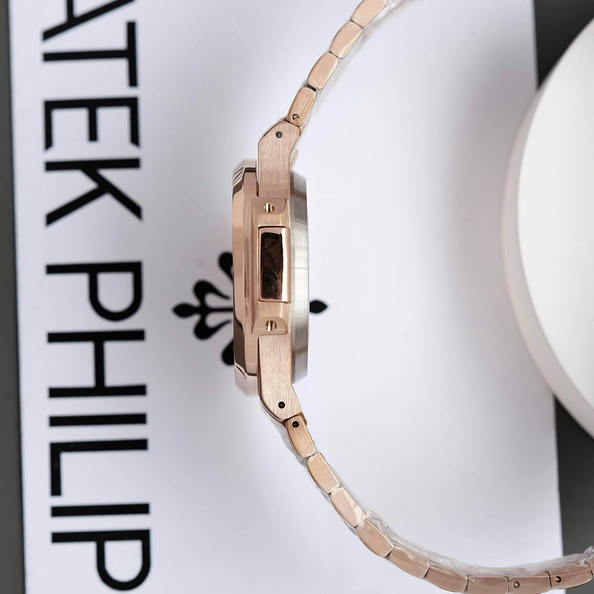 Đồng Hồ Nam Patek Philippe Nautilus 5711 Đính Đá Máy Tự Động Dây Rose Mặt Xanh Dương Size 40mm
