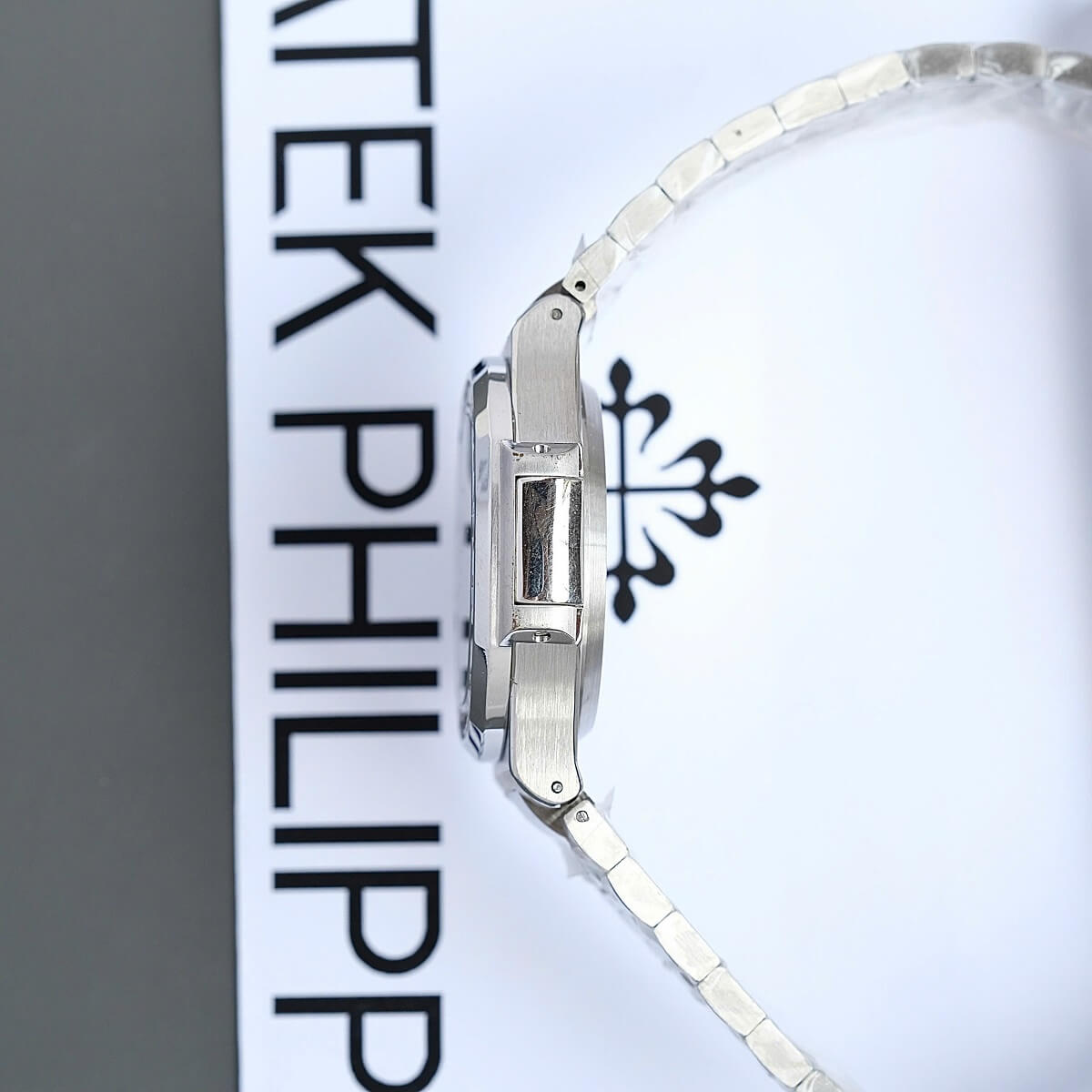 Đồng Hồ Nam Patek Philippe Nautilus 5726 Máy Tự Động Dây Silver Mặt Xám Size 40mm