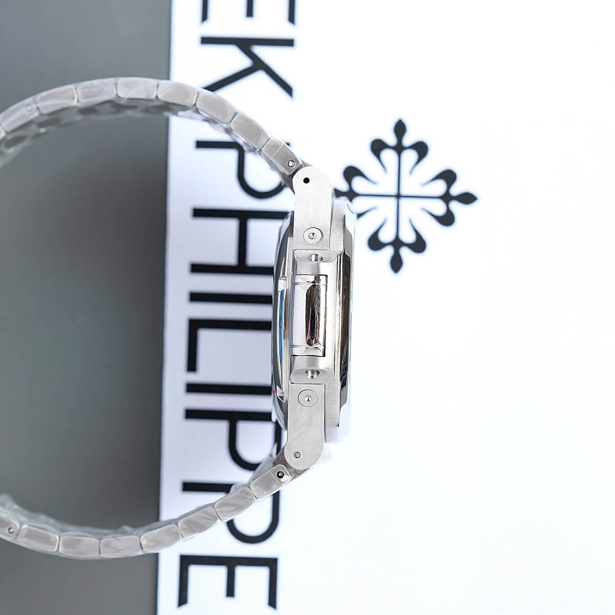 Đồng Hồ Nam Patek Philippe Nautilus 5726 Đính Đá Máy Tự Động Dây Silver Mặt Xanh Size 40mm