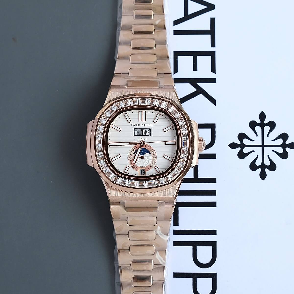 Đồng Hồ Nam Patek Philippe Nautilus 5726 Đính Đá Máy Tự Động Dây Rose Mặt Trắng Size 40mm