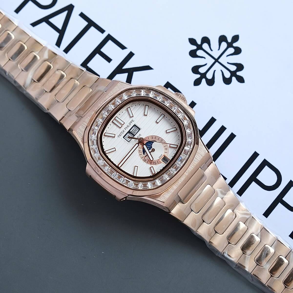 Đồng Hồ Nam Patek Philippe Nautilus 5726 Đính Đá Máy Tự Động Dây Rose Mặt Trắng Size 40mm