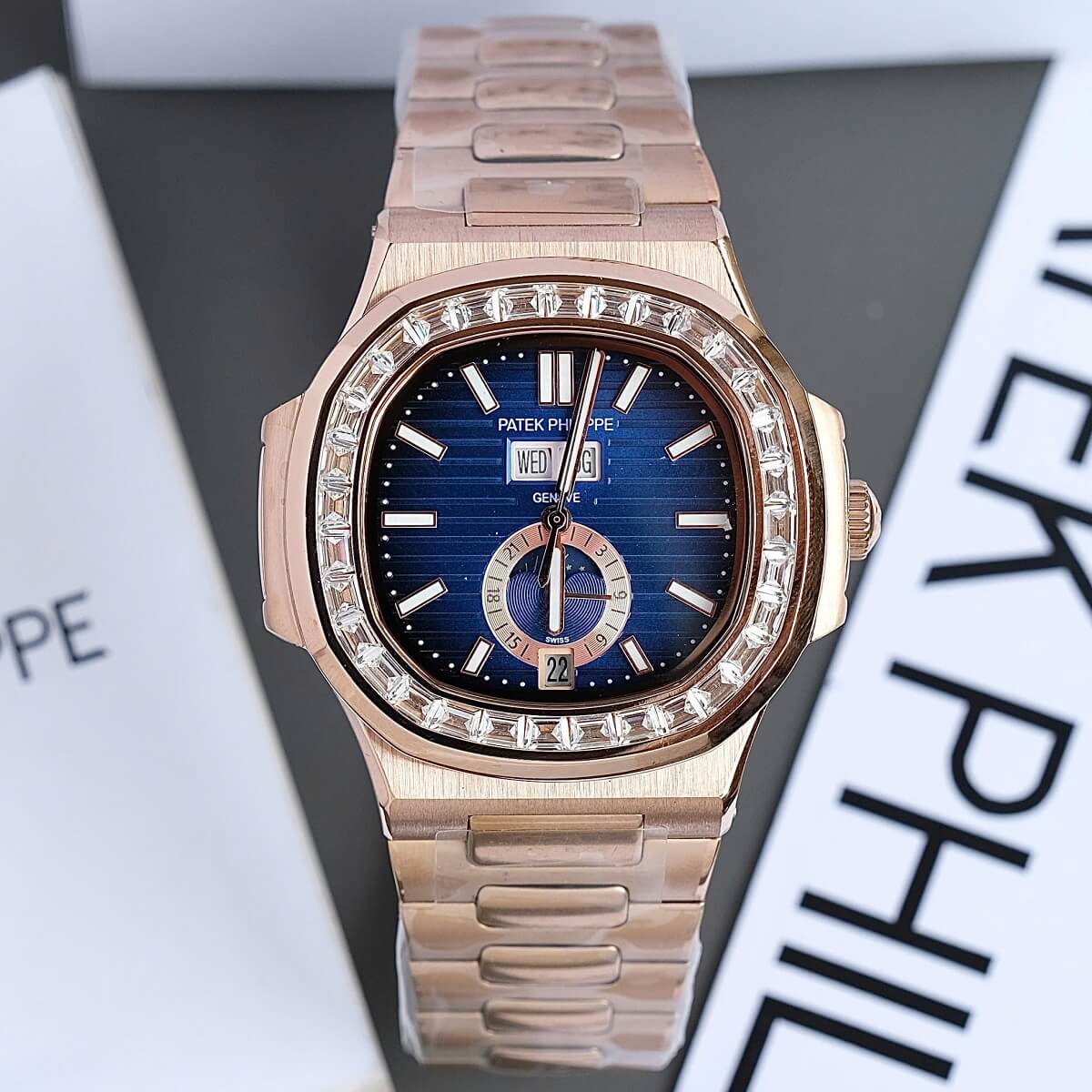 Đồng Hồ Nam Patek Philippe Nautilus 5726 Đính Đá Máy Tự Động Dây Rose Mặt Xanh Size 40mm