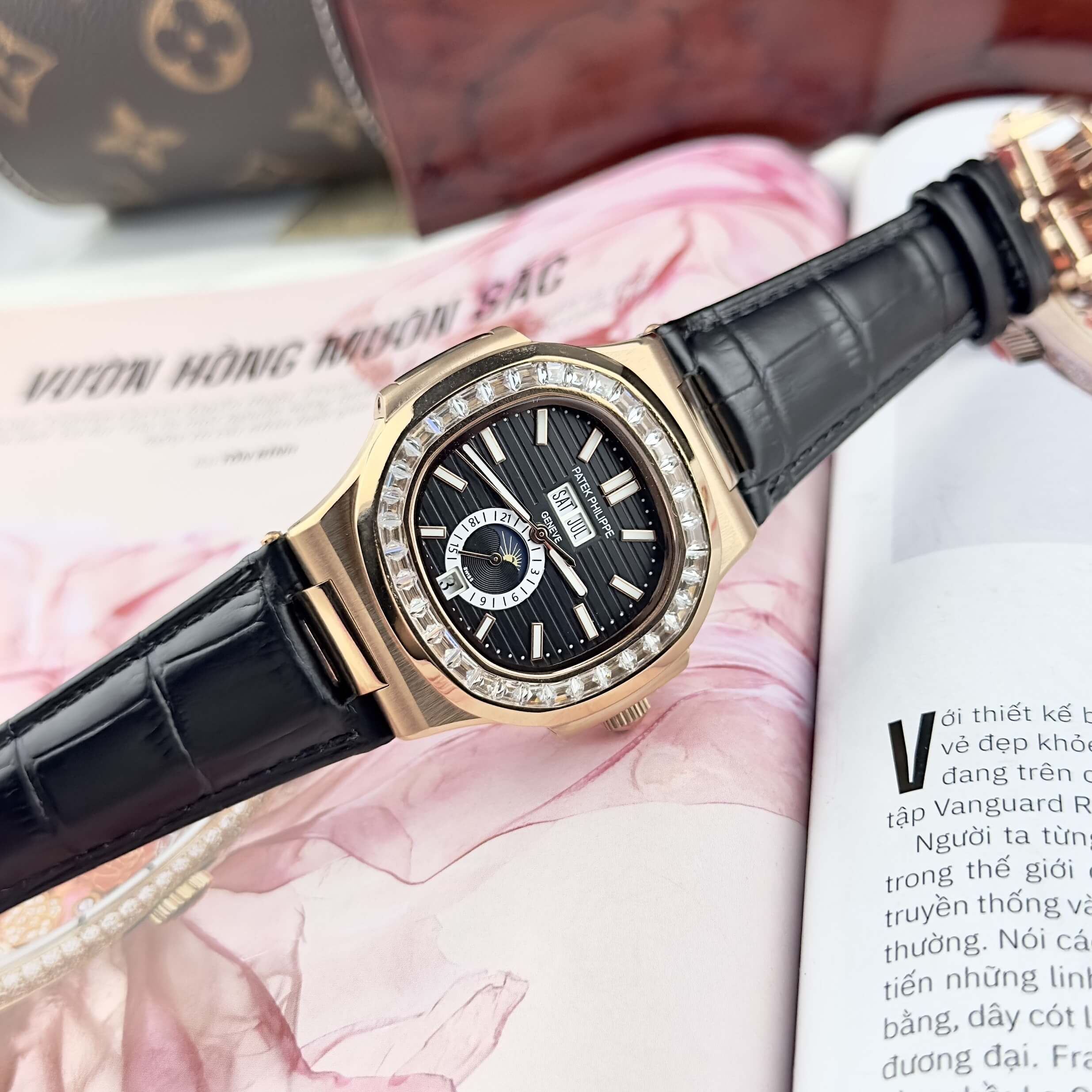Đồng Hồ Nam Patek Philippe Nautilus Tự Động Dây Da Đen Mặt Đen Đính Đá Rose Size 40mm