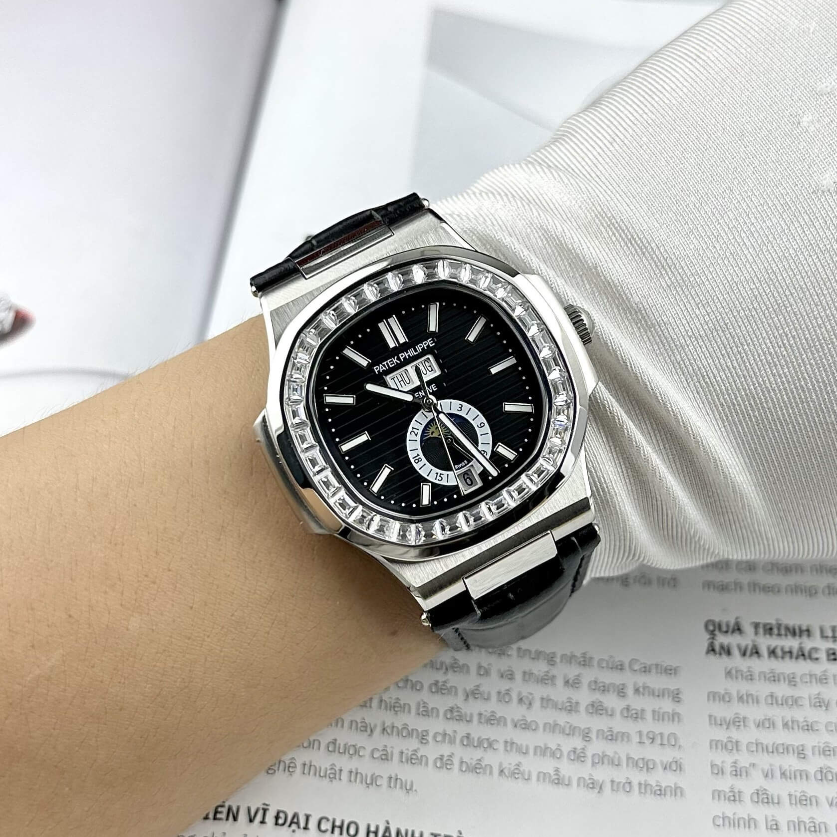 Đồng Hồ Nam Patek Philippe Nautilus Tự Động Dây Da Đen Mặt Đen Đính Đá Silver Size 40mm