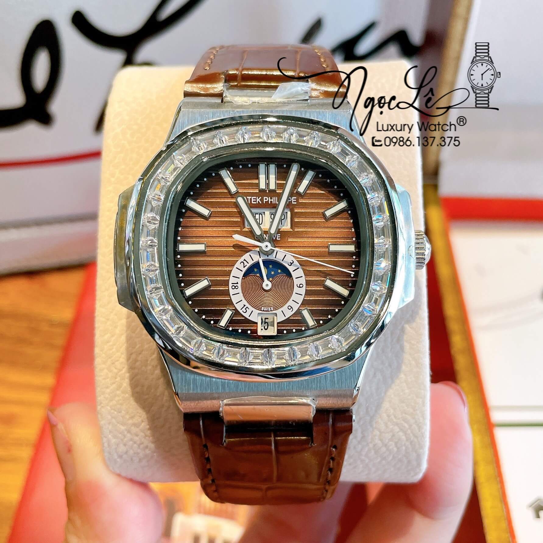 Đồng Hồ Nam Patek Philippe Nautilus Tự Động Dây Da Nâu Mặt Ombre Nâu Đính Đá Size 40mm
