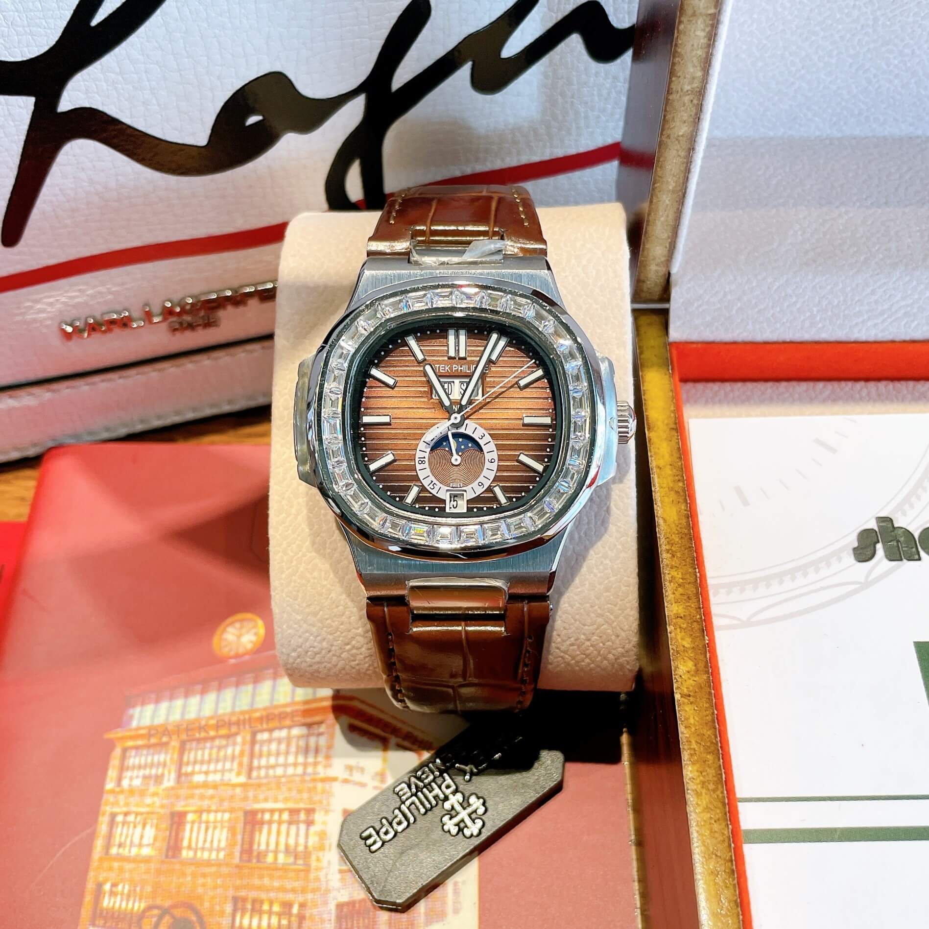 Đồng Hồ Nam Patek Philippe Nautilus Tự Động Dây Da Nâu Mặt Ombre Nâu Đính Đá Size 40mm