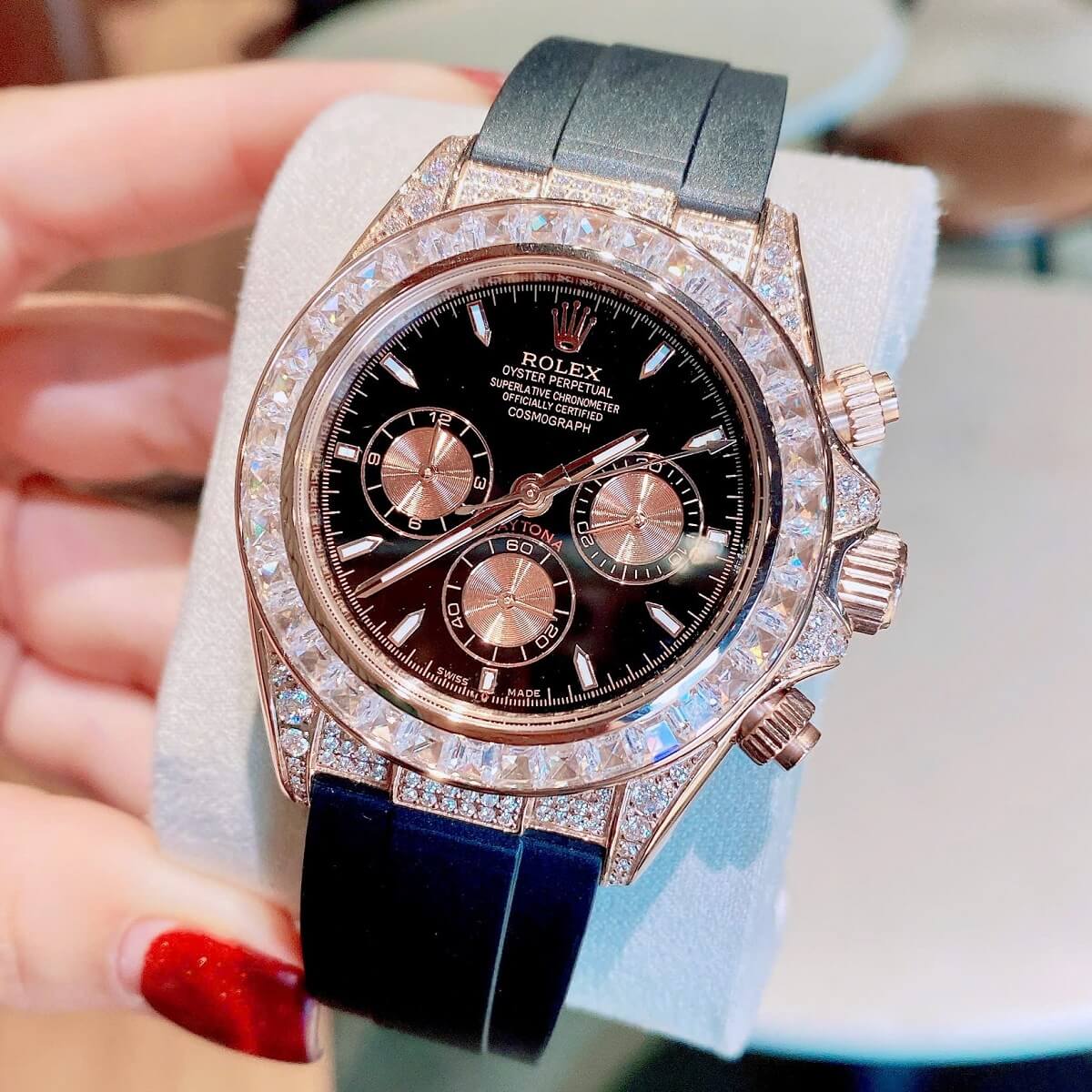 Đồng Hồ Nam Rolex Daytona Rainbow Dây Cao Su Mặt Đen Vỏ Rose Size 40mm