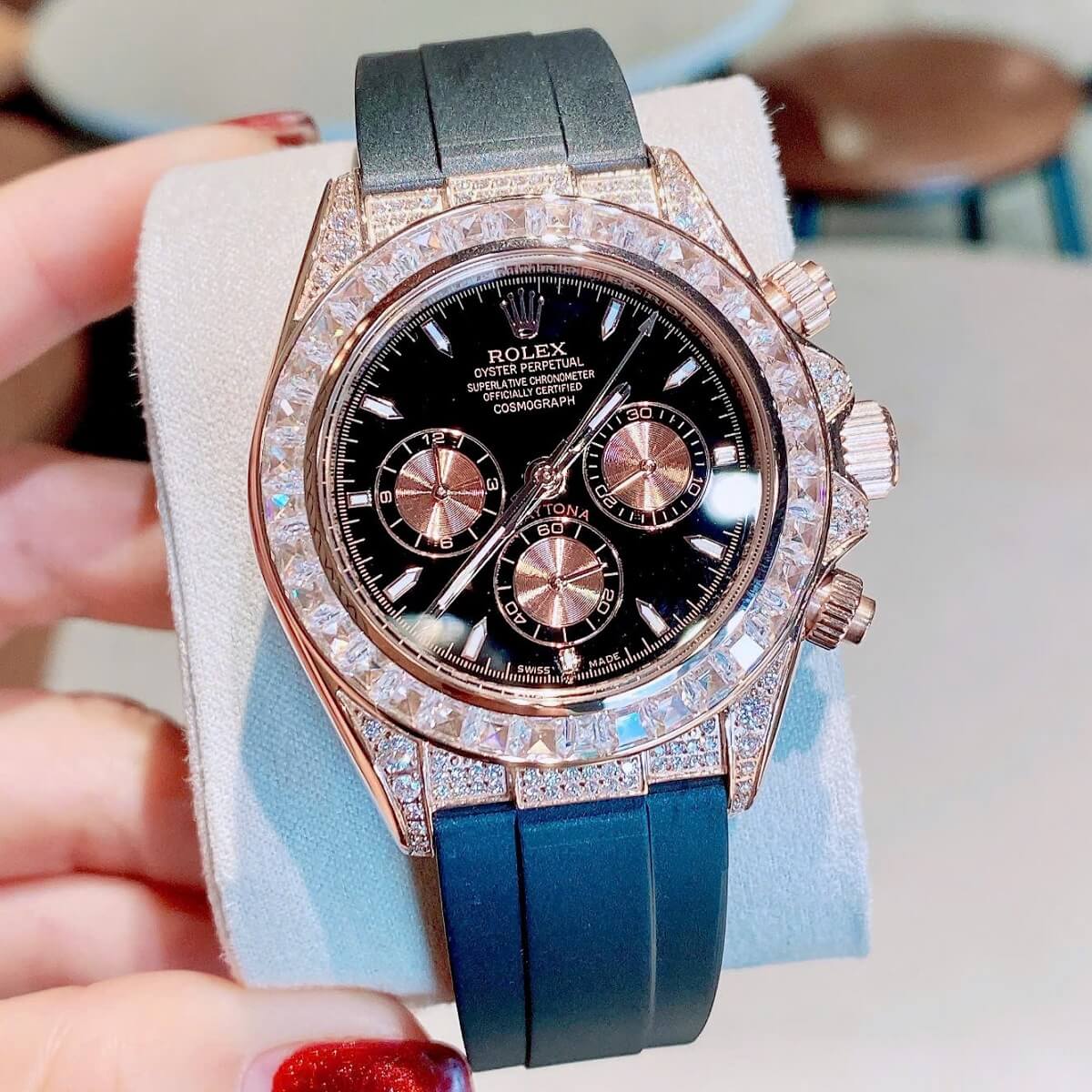 Đồng Hồ Nam Rolex Daytona Rainbow Dây Cao Su Mặt Đen Vỏ Rose Size 40mm