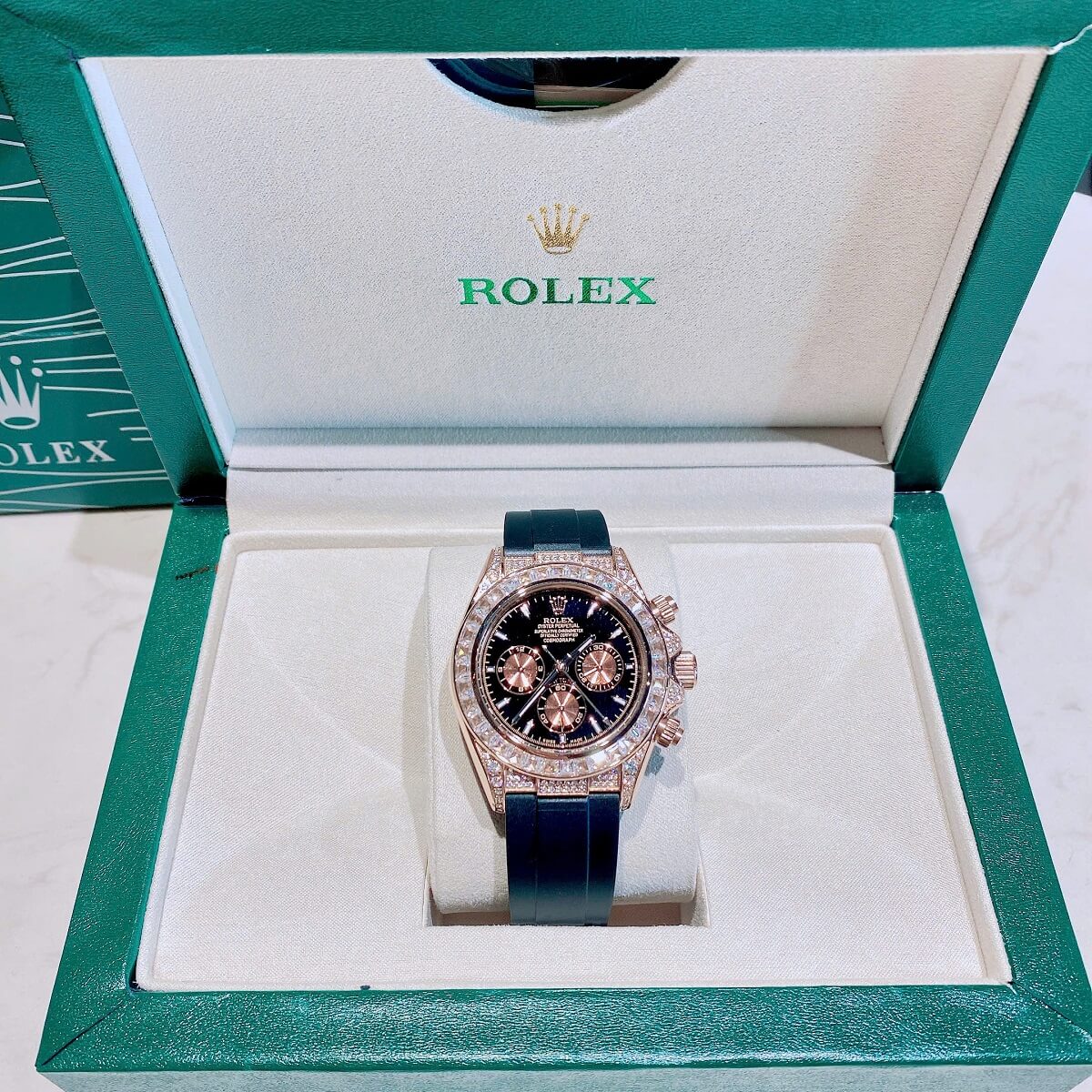 Đồng Hồ Nam Rolex Daytona Rainbow Dây Cao Su Mặt Đen Vỏ Rose Size 40mm