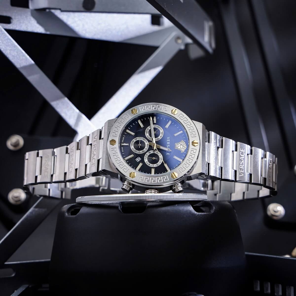 Đồng Hồ Nam Versace Greca Logo Chronograph Dây Thép Mặt Đen Silver Size 43mm