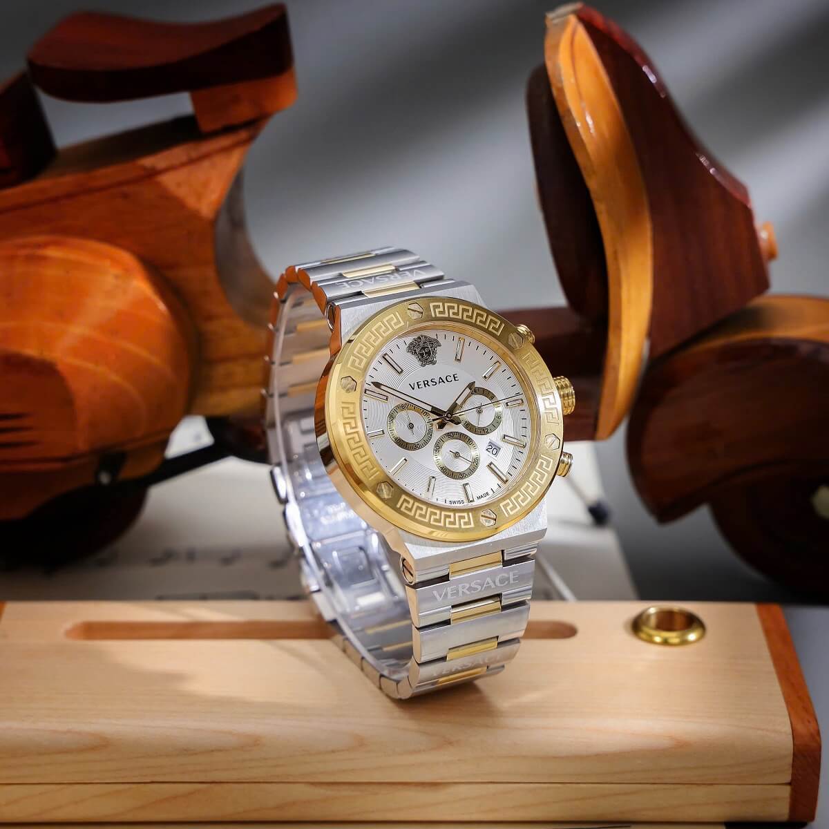 Đồng Hồ Nam Versace Greca Logo Chronograph Dây Thép Mặt Trắng Demi Size 43mm