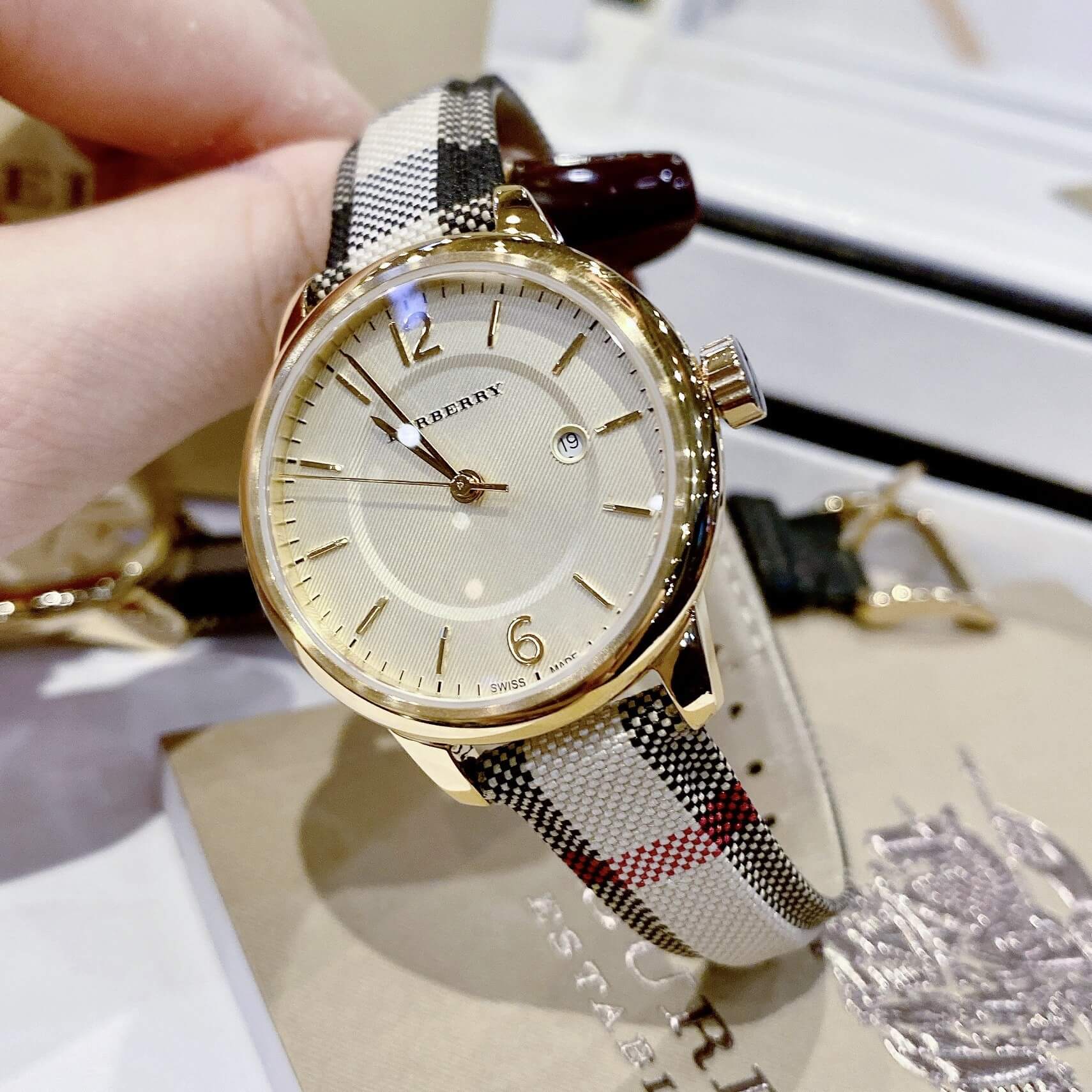 Đồng Hồ Nữ Burberry BU10104 Máy Thụy Sĩ Size 32mm - Dây Da Caro Vỏ Vàng
