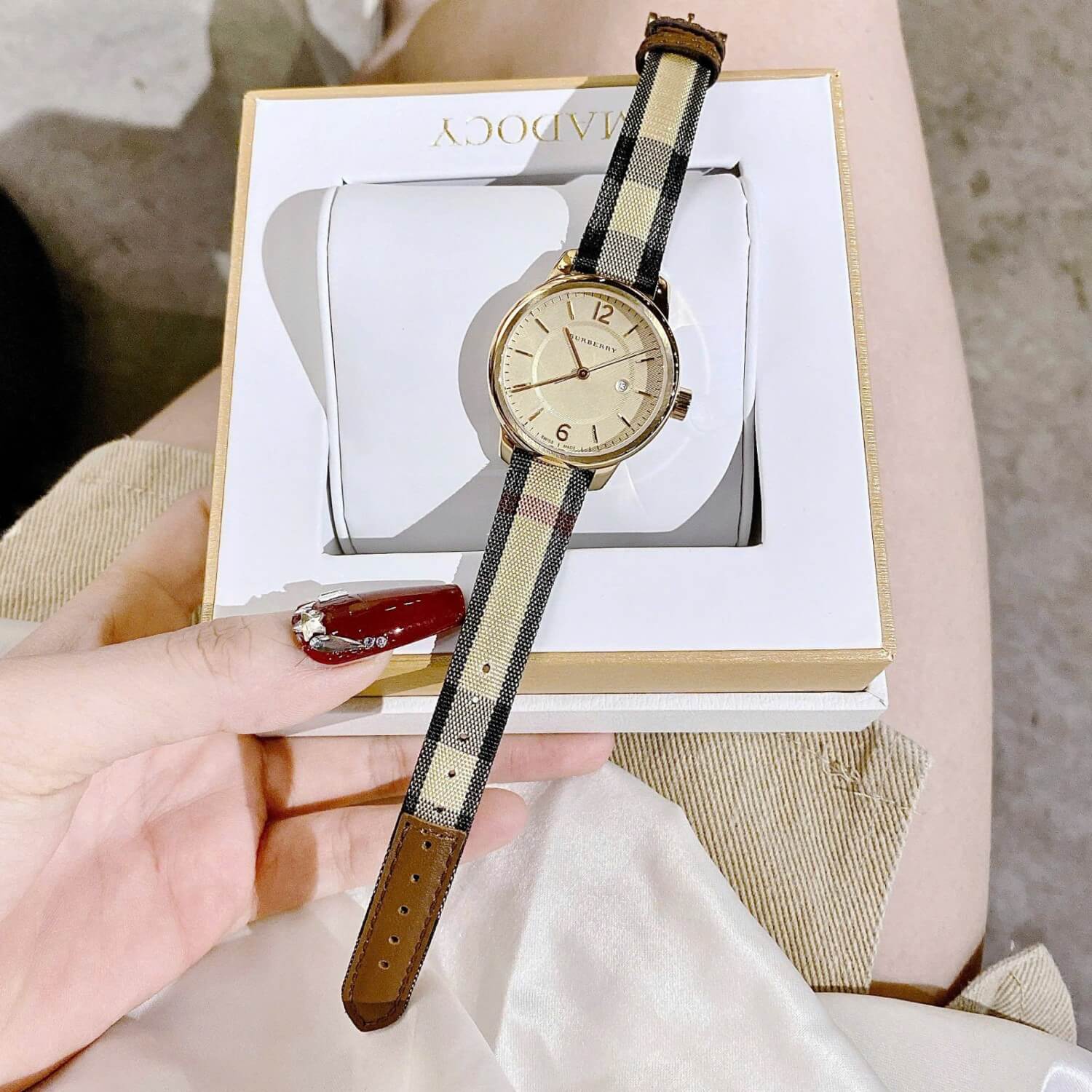 Đồng Hồ Nữ Burberry BU10104 Máy Thụy Sĩ Size 32mm - Dây Da Caro Viền Đen Vỏ Vàng