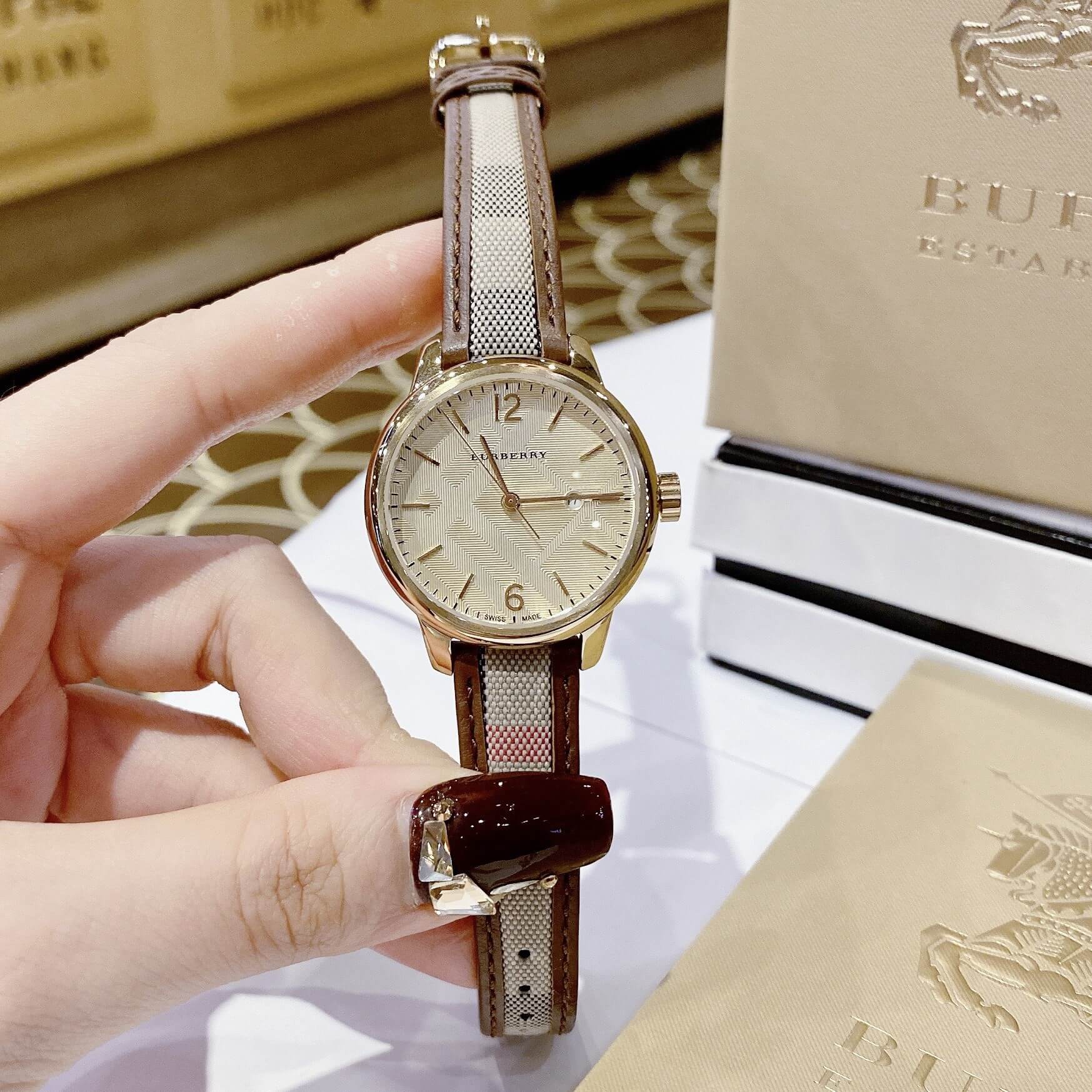 Đồng Hồ Nữ Burberry BU10114 Máy Thụy Sĩ Size 32mm - Dây Da Caro Viền Nâu Vỏ Vàng