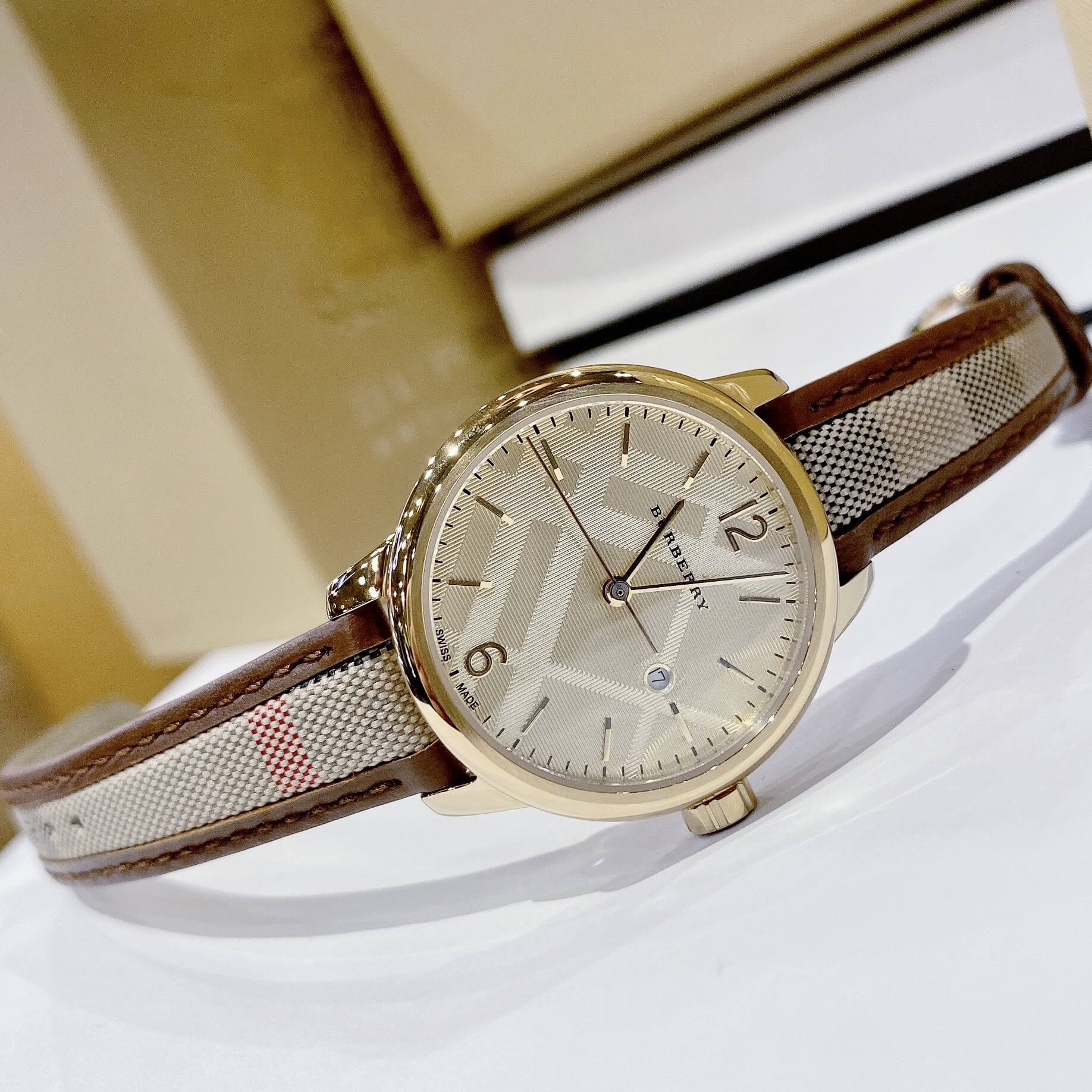 Đồng Hồ Nữ Burberry BU10114 Máy Thụy Sĩ Size 32mm - Dây Da Caro Viền Nâu Vỏ Vàng