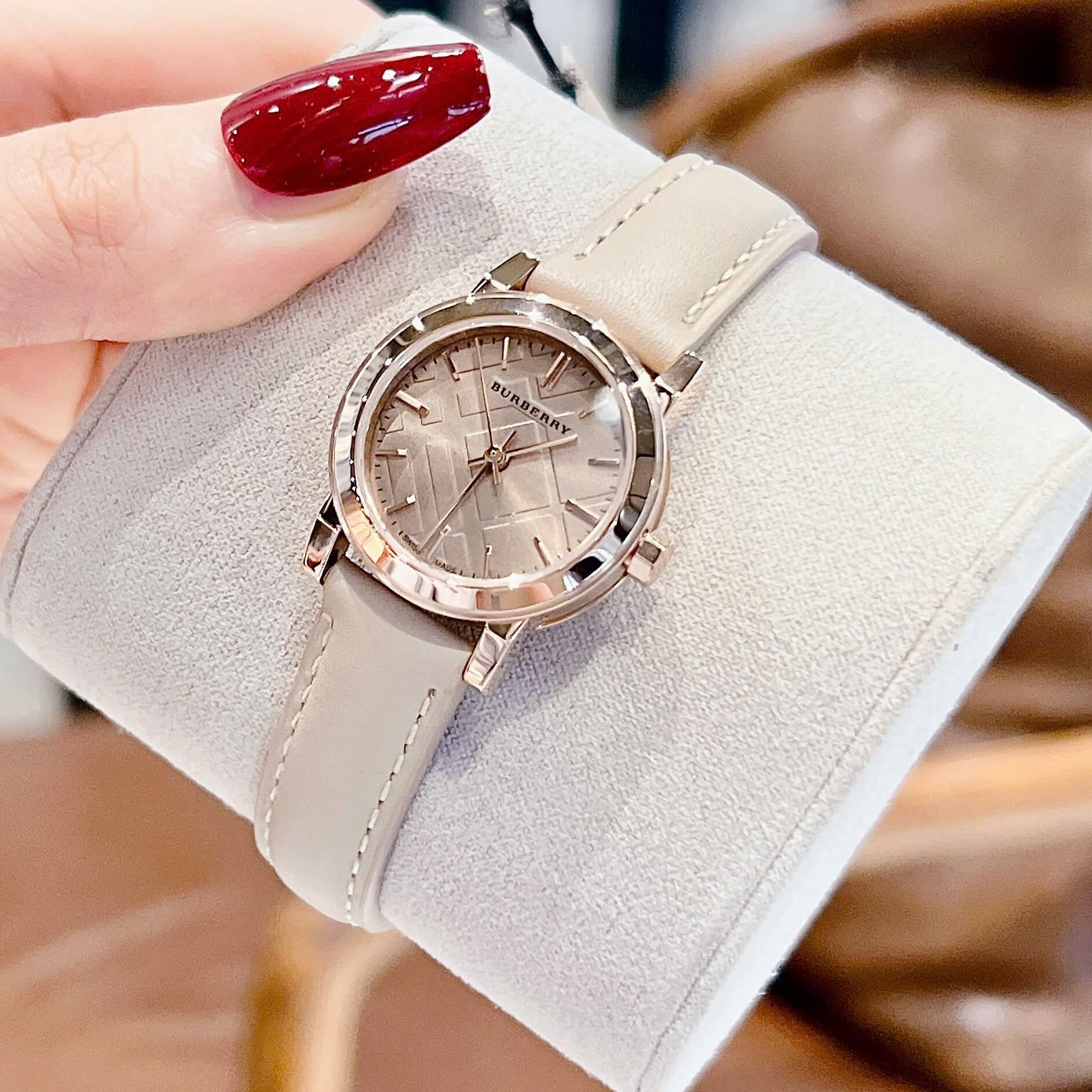 Đồng Hồ Nữ Burberry BU9210 Dây Da Màu Be Vỏ Rose Máy Thụy Sĩ Quartz Size 26mm