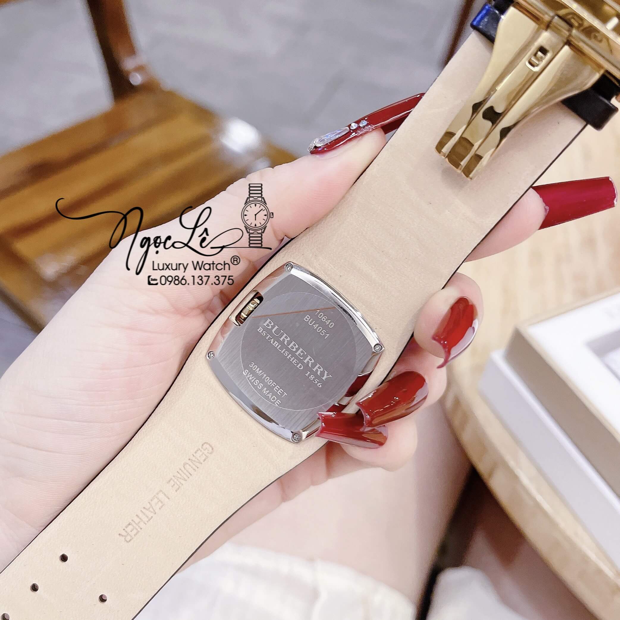 Đồng Hồ Nữ Burberry Dây Da Đen Trần Trám Mặt Vuông Trắng Size 36x36mm