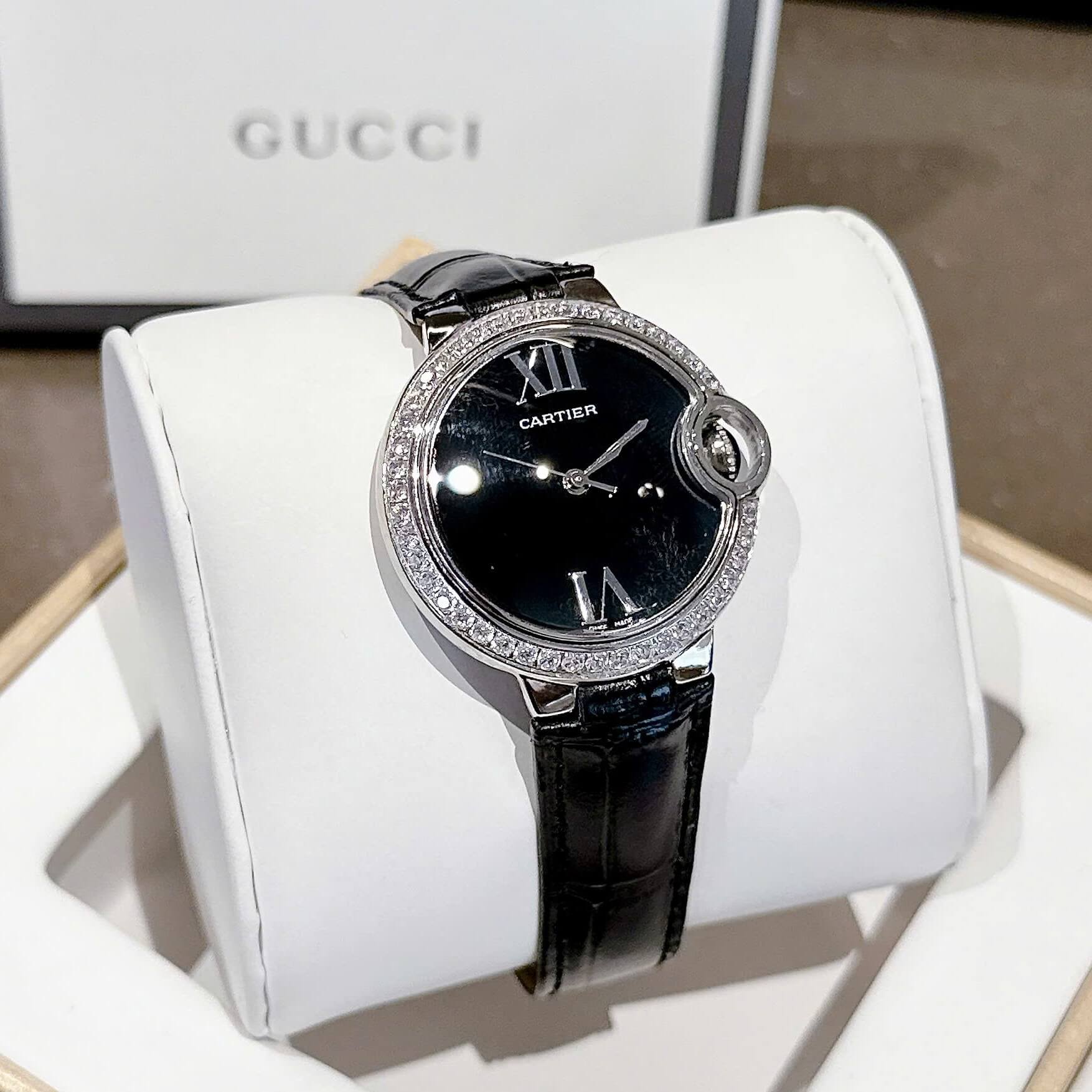 Đồng Hồ Nữ Cartier Dây Da Đen Mặt Đen Size 32mm Viền Đá Quartz Japan