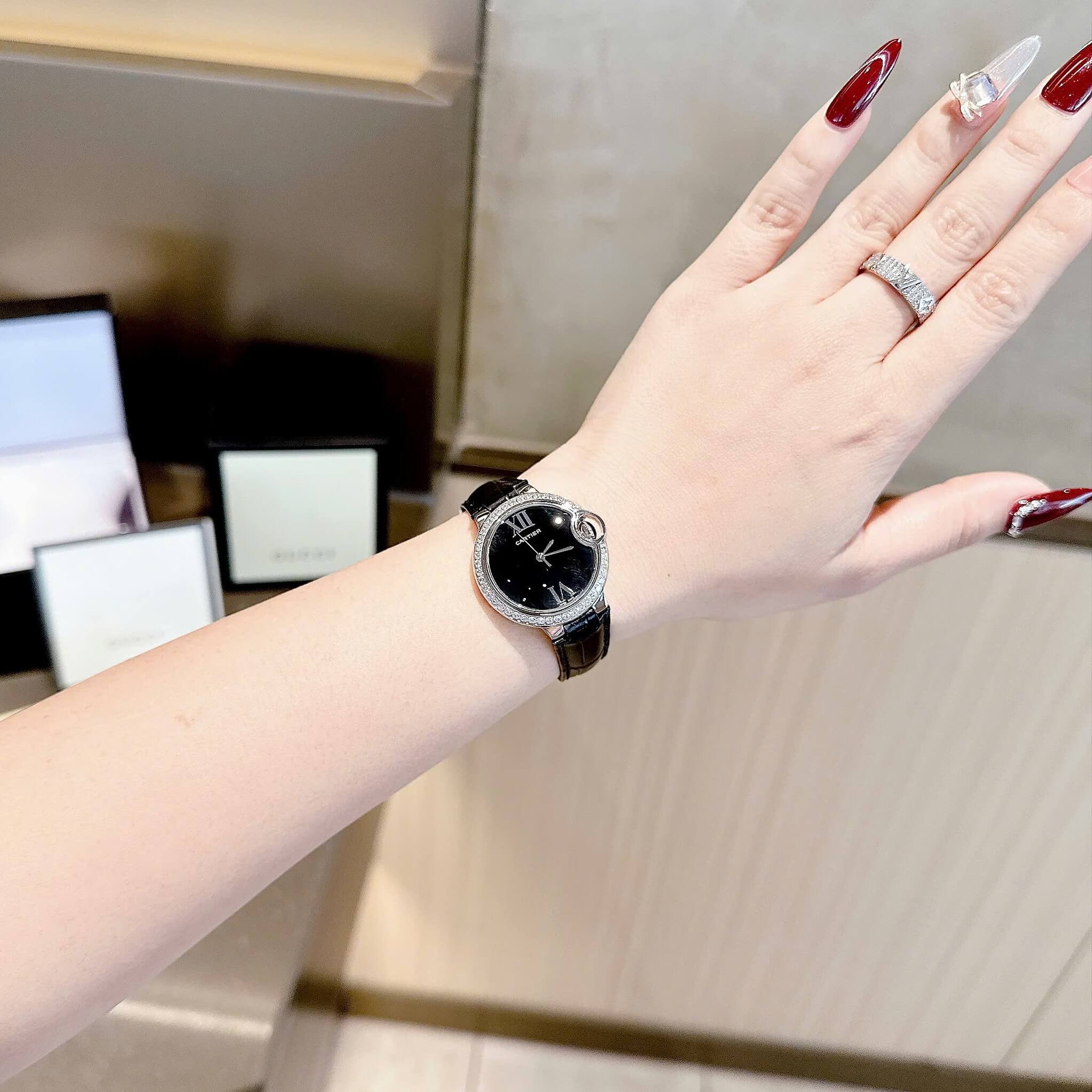 Đồng Hồ Nữ Cartier Dây Da Đen Mặt Đen Size 32mm Viền Đá Quartz Japan