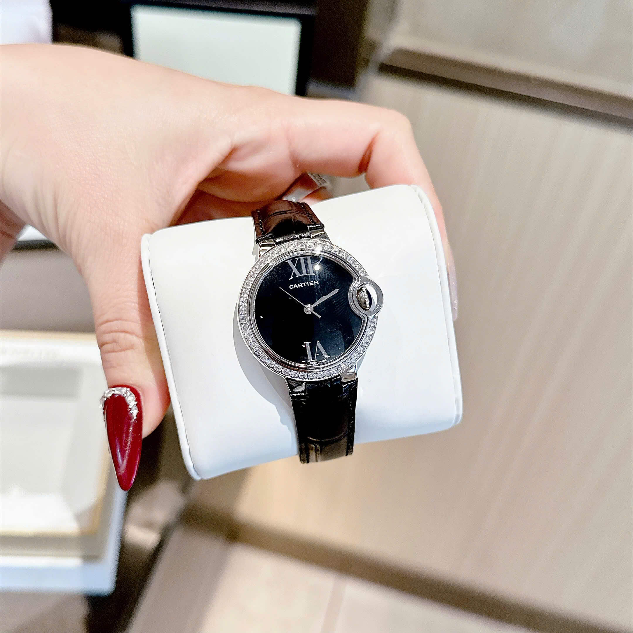 Đồng Hồ Nữ Cartier Dây Da Đen Mặt Đen Size 32mm Viền Đá Quartz Japan
