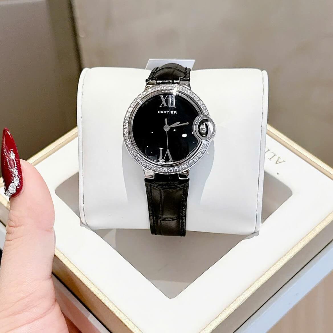 Đồng Hồ Nữ Cartier Dây Da Đen Mặt Đen Size 32mm Viền Đá Quartz Japan