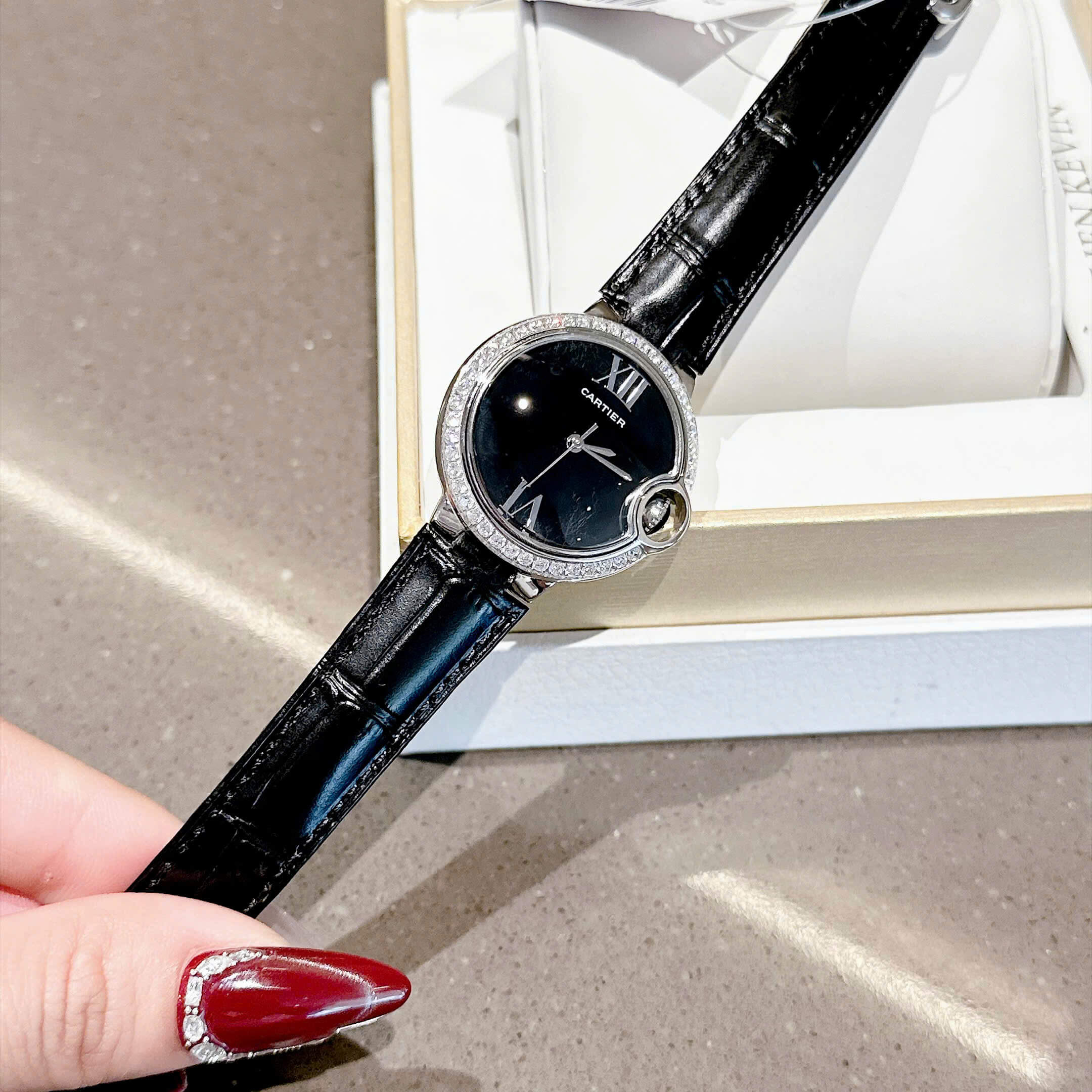 Đồng Hồ Nữ Cartier Dây Da Đen Mặt Đen Size 32mm Viền Đá Quartz Japan